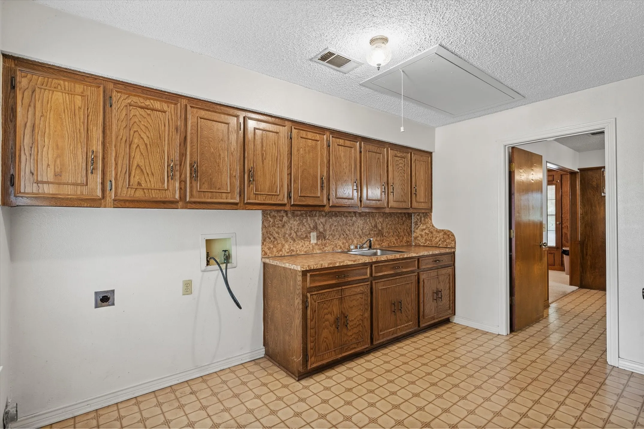 Single Family Residence For Sale in Hunt County , 10861 County Road 2326, Terrell, Texas 75160, 3 Bedroom, 2 Bathroom, 3 Garage spaces, 1,835 Sqft, built in 1979, mls#21393574, Real Estate Agent in Terrell, Homes For Sale in Hunt county, Homes For Sale in Terrell, Realtor in Terrell Texas, Real Estate Brokerage Independent Realty Texas, Luminita Cordes Realtor