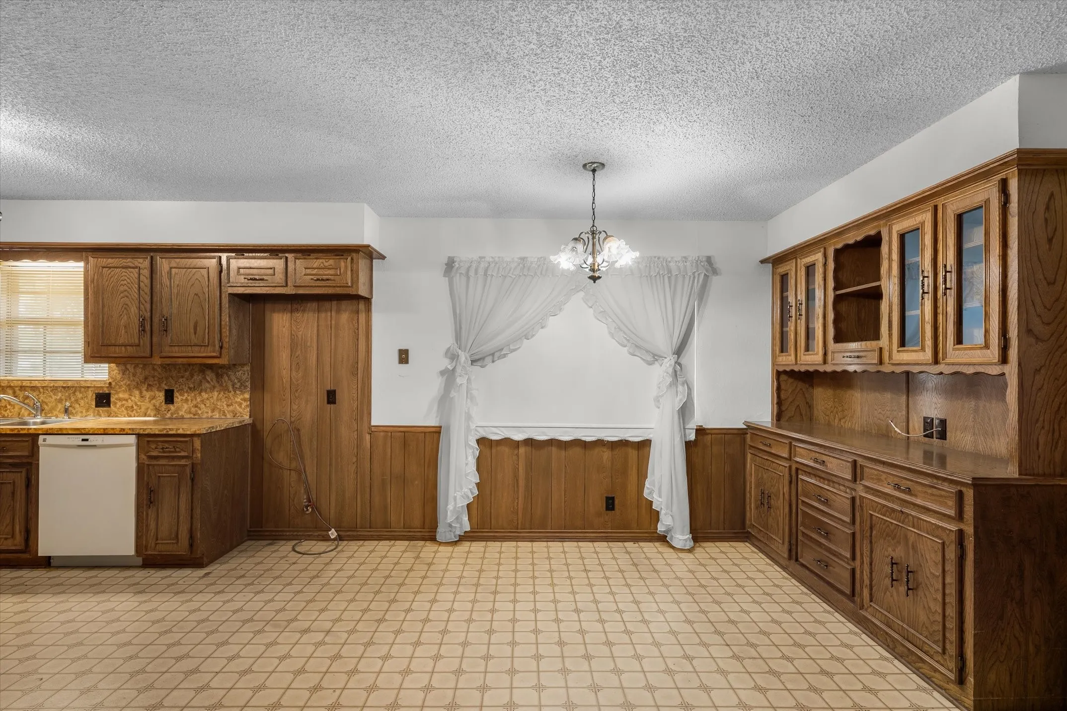 Single Family Residence For Sale in Hunt County , 10861 County Road 2326, Terrell, Texas 75160, 3 Bedroom, 2 Bathroom, 3 Garage spaces, 1,835 Sqft, built in 1979, mls#21393574, Real Estate Agent in Terrell, Homes For Sale in Hunt county, Homes For Sale in Terrell, Realtor in Terrell Texas, Real Estate Brokerage Independent Realty Texas, Luminita Cordes Realtor