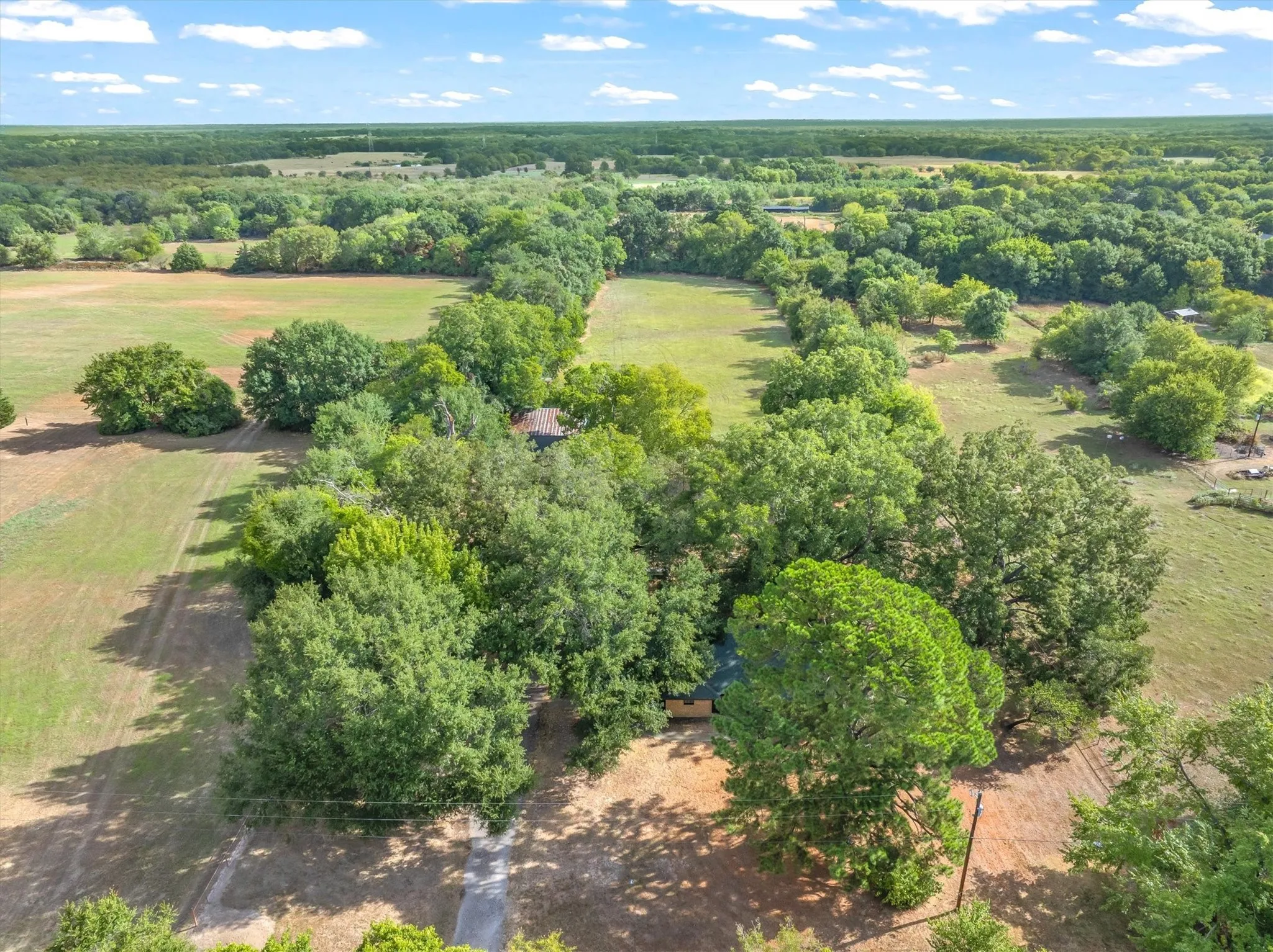 Single Family Residence For Sale in Hunt County , 10861 County Road 2326, Terrell, Texas 75160, 3 Bedroom, 2 Bathroom, 3 Garage spaces, 1,835 Sqft, built in 1979, mls#21393574, Real Estate Agent in Terrell, Homes For Sale in Hunt county, Homes For Sale in Terrell, Realtor in Terrell Texas, Real Estate Brokerage Independent Realty Texas, Luminita Cordes Realtor