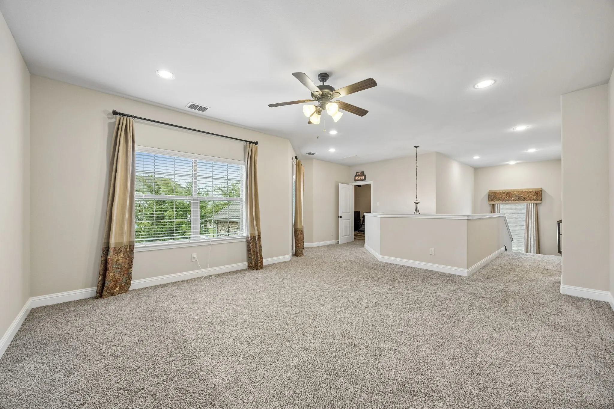 Single Family Residence For Sale in Rockwall County , 1013 Ember Crest Drive, Rockwall, Texas 75087, 5 Bedroom, 5 Bathroom, 3 Garage spaces, 3,691 Sqft, built in 2014, mls#21393625, Real Estate Agent in Rockwall, Homes For Sale in Rockwall county, Homes For Sale in Rockwall, Realtor in Rockwall Texas, Real Estate Brokerage Independent Realty Texas, Luminita Cordes Realtor