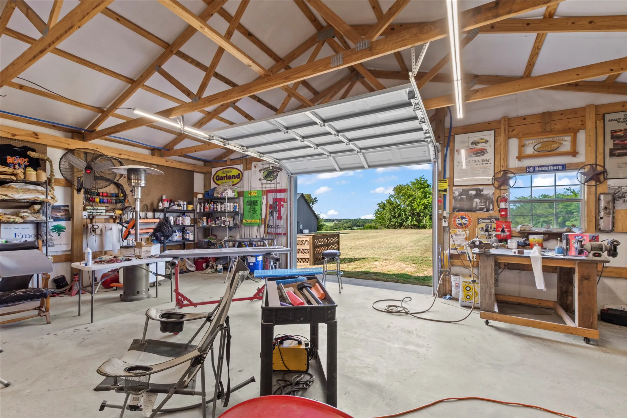 Large shop with 2 overhead doors