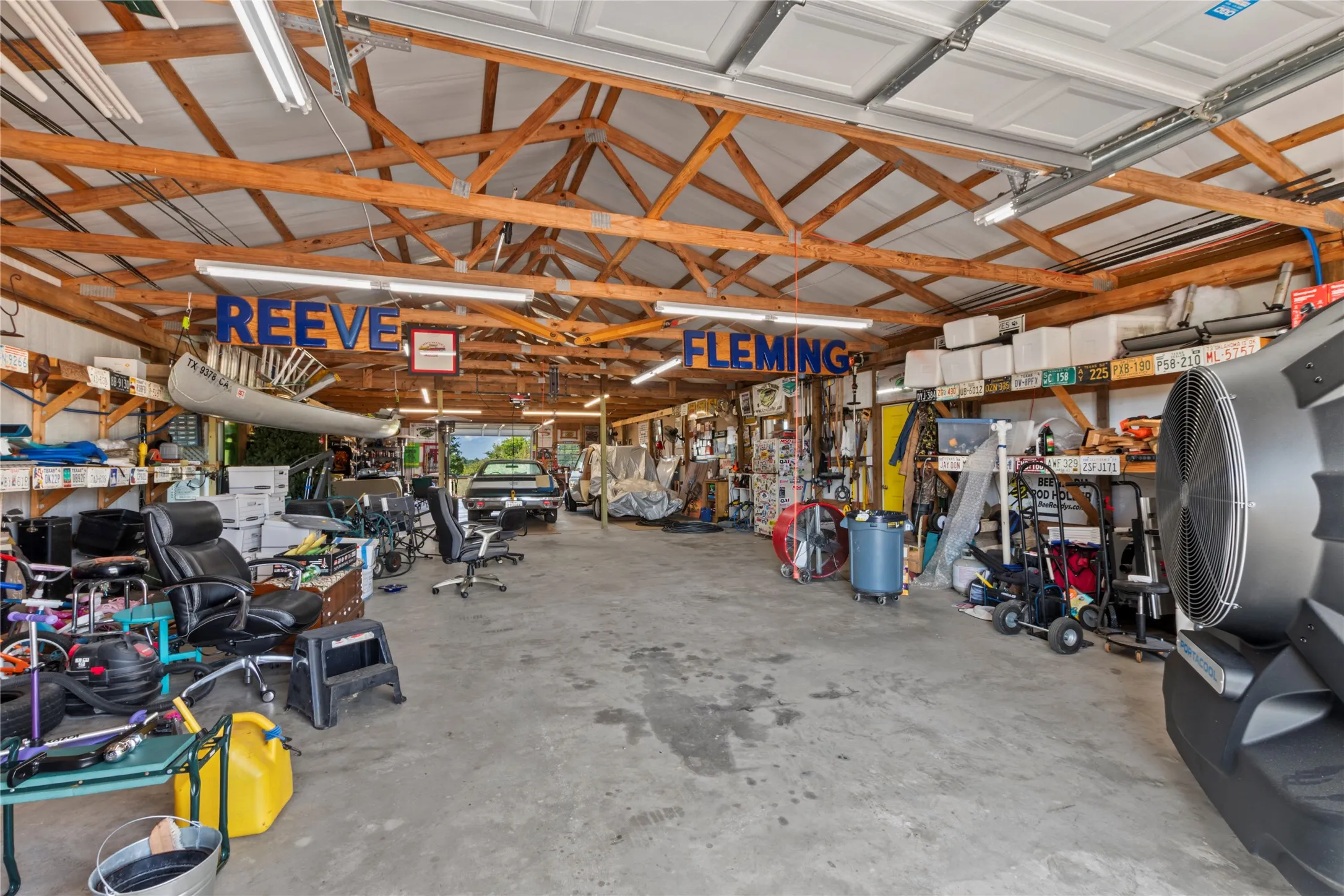 Large shop with 2 overhead doors