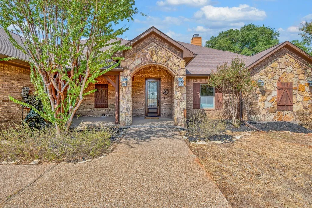 Single Family Residence For Sale in Mc Lennan County , 1865 Austin Hines Drive, China Spring, Texas 76633, 4 Bedroom, 3 Bathroom, 3 Garage spaces, 2,779 Sqft, built in 2009, mls#21392541, Real Estate Agent in China Spring, Homes For Sale in Mc Lennan county, Homes For Sale in China Spring, Realtor in China Spring Texas, Real Estate Brokerage Independent Realty Texas, Luminita Cordes Realtor