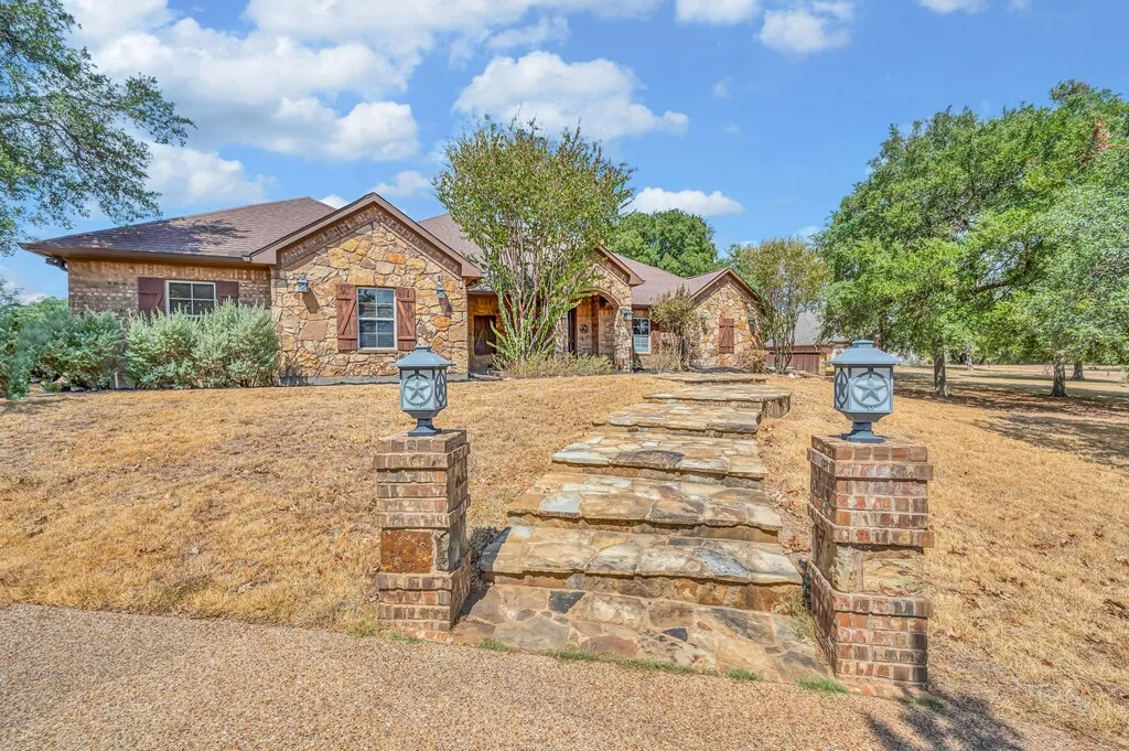Single Family Residence For Sale in Mc Lennan County , 1865 Austin Hines Drive, China Spring, Texas 76633, 4 Bedroom, 3 Bathroom, 3 Garage spaces, 2,779 Sqft, built in 2009, mls#21392541, Real Estate Agent in China Spring, Homes For Sale in Mc Lennan county, Homes For Sale in China Spring, Realtor in China Spring Texas, Real Estate Brokerage Independent Realty Texas, Luminita Cordes Realtor