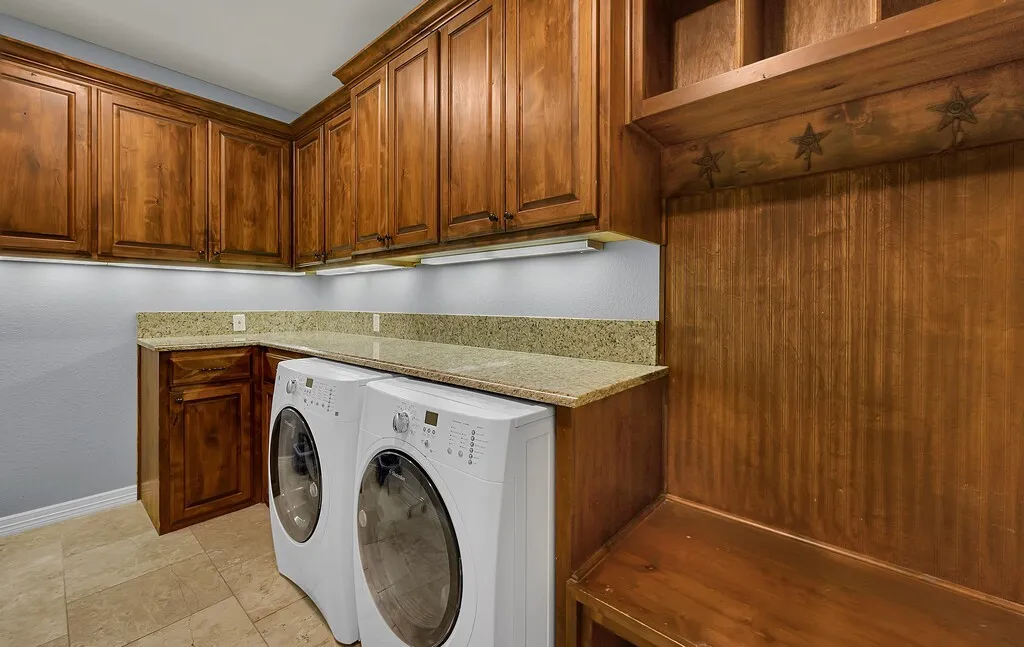 Single Family Residence For Sale in Mc Lennan County , 1865 Austin Hines Drive, China Spring, Texas 76633, 4 Bedroom, 3 Bathroom, 3 Garage spaces, 2,779 Sqft, built in 2009, mls#21392541, Real Estate Agent in China Spring, Homes For Sale in Mc Lennan county, Homes For Sale in China Spring, Realtor in China Spring Texas, Real Estate Brokerage Independent Realty Texas, Luminita Cordes Realtor