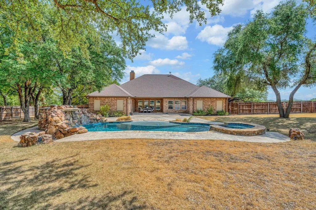 Single Family Residence For Sale in Mc Lennan County , 1865 Austin Hines Drive, China Spring, Texas 76633, 4 Bedroom, 3 Bathroom, 3 Garage spaces, 2,779 Sqft, built in 2009, mls#21392541, Real Estate Agent in China Spring, Homes For Sale in Mc Lennan county, Homes For Sale in China Spring, Realtor in China Spring Texas, Real Estate Brokerage Independent Realty Texas, Luminita Cordes Realtor