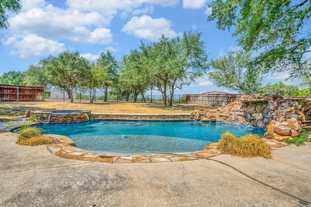 Single Family Residence For Sale in Mc Lennan County , 1865 Austin Hines Drive, China Spring, Texas 76633, 4 Bedroom, 3 Bathroom, 3 Garage spaces, 2,779 Sqft, built in 2009, mls#21392541, Real Estate Agent in China Spring, Homes For Sale in Mc Lennan county, Homes For Sale in China Spring, Realtor in China Spring Texas, Real Estate Brokerage Independent Realty Texas, Luminita Cordes Realtor