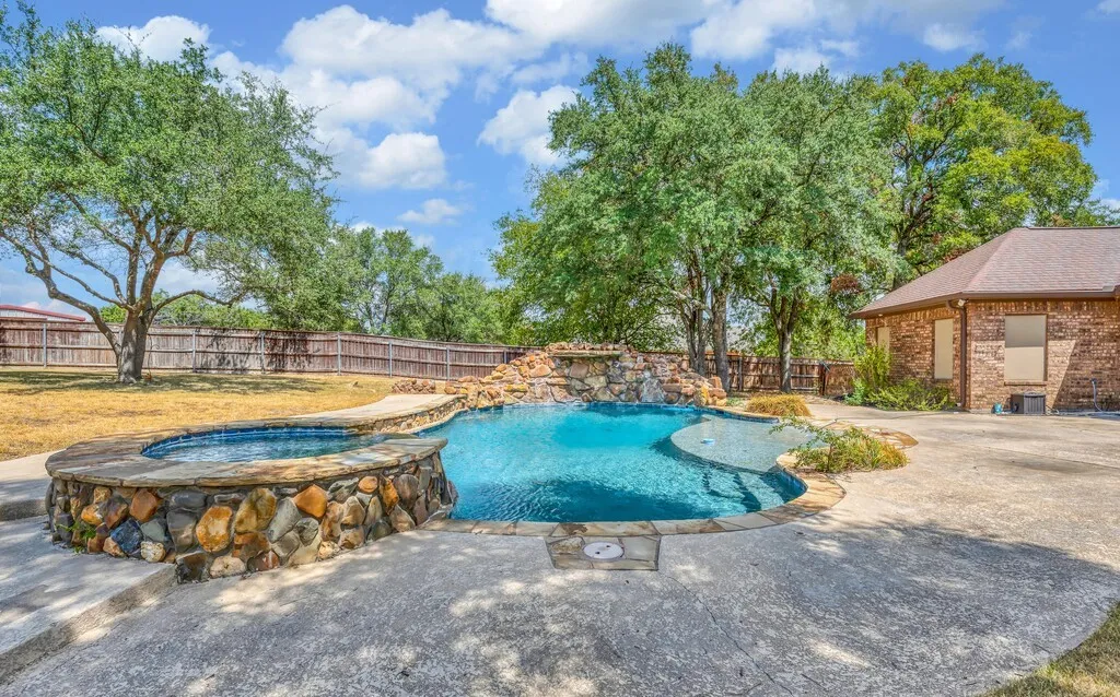 Single Family Residence For Sale in Mc Lennan County , 1865 Austin Hines Drive, China Spring, Texas 76633, 4 Bedroom, 3 Bathroom, 3 Garage spaces, 2,779 Sqft, built in 2009, mls#21392541, Real Estate Agent in China Spring, Homes For Sale in Mc Lennan county, Homes For Sale in China Spring, Realtor in China Spring Texas, Real Estate Brokerage Independent Realty Texas, Luminita Cordes Realtor