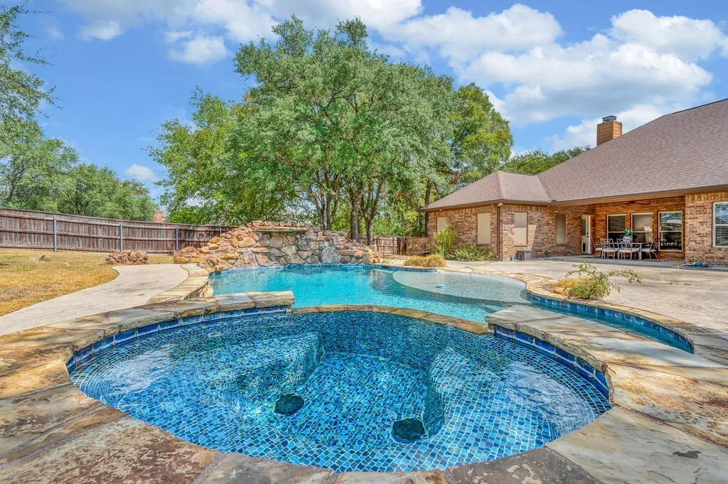 Single Family Residence For Sale in Mc Lennan County , 1865 Austin Hines Drive, China Spring, Texas 76633, 4 Bedroom, 3 Bathroom, 3 Garage spaces, 2,779 Sqft, built in 2009, mls#21392541, Real Estate Agent in China Spring, Homes For Sale in Mc Lennan county, Homes For Sale in China Spring, Realtor in China Spring Texas, Real Estate Brokerage Independent Realty Texas, Luminita Cordes Realtor