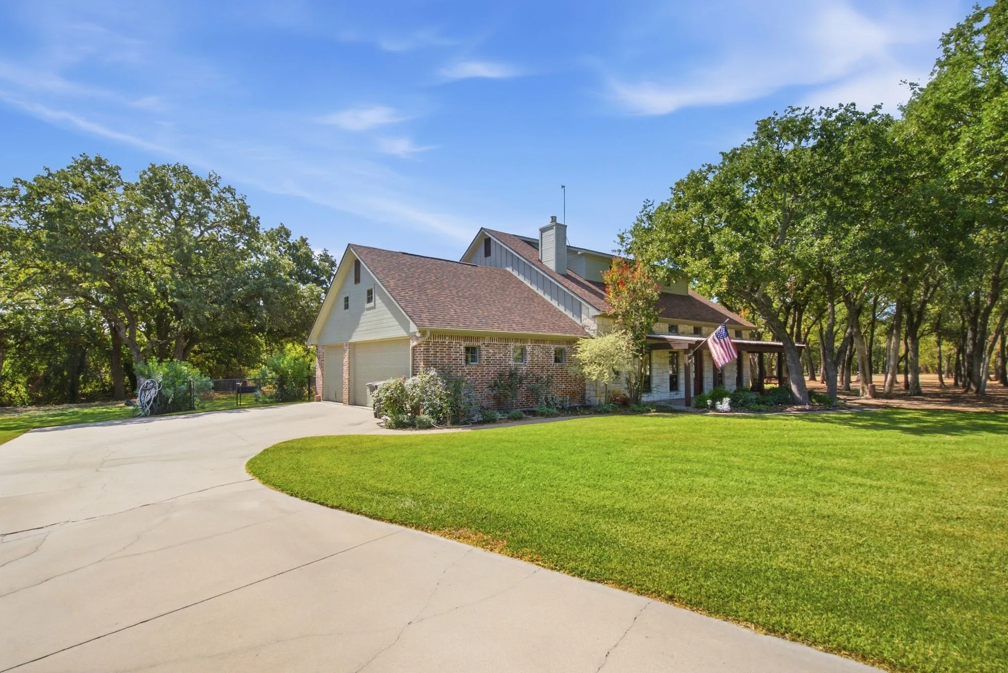 Single Family Residence For Sale in Parker County , 115 Coldwater Creek Lane, Weatherford, Texas 76088, 3 Bedroom, 3 Bathroom, 3 Garage spaces, 2,931 Sqft, built in 2004, mls#21387492, Real Estate Agent in Weatherford, Homes For Sale in Parker county, Homes For Sale in Weatherford, Realtor in Weatherford Texas, Real Estate Brokerage Independent Realty Texas, Luminita Cordes Realtor