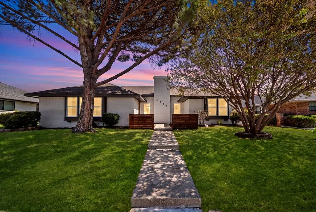 Single Family Residence For Sale in Denton County , 3814 Woodside Road, Carrollton, Texas 75007, 3 Bedroom, 2 Bathroom, 2 Garage spaces, 1,811 Sqft, built in 1984, mls#21392402, Real Estate Agent in Carrollton, Homes For Sale in Denton county, Homes For Sale in Carrollton, Realtor in Carrollton Texas, Real Estate Brokerage Independent Realty Texas, Luminita Cordes Realtor