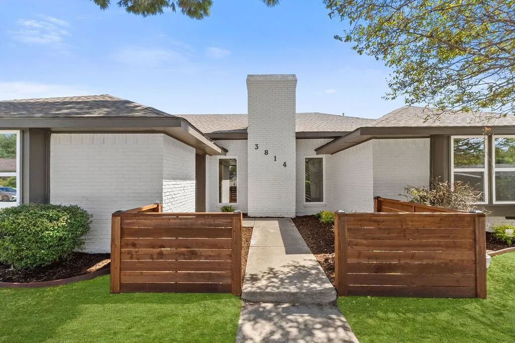 Single Family Residence For Sale in Denton County , 3814 Woodside Road, Carrollton, Texas 75007, 3 Bedroom, 2 Bathroom, 2 Garage spaces, 1,811 Sqft, built in 1984, mls#21392402, Real Estate Agent in Carrollton, Homes For Sale in Denton county, Homes For Sale in Carrollton, Realtor in Carrollton Texas, Real Estate Brokerage Independent Realty Texas, Luminita Cordes Realtor