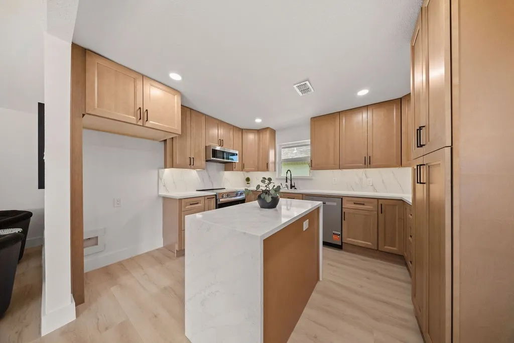 Single Family Residence For Sale in Denton County , 3814 Woodside Road, Carrollton, Texas 75007, 3 Bedroom, 2 Bathroom, 2 Garage spaces, 1,811 Sqft, built in 1984, mls#21392402, Real Estate Agent in Carrollton, Homes For Sale in Denton county, Homes For Sale in Carrollton, Realtor in Carrollton Texas, Real Estate Brokerage Independent Realty Texas, Luminita Cordes Realtor