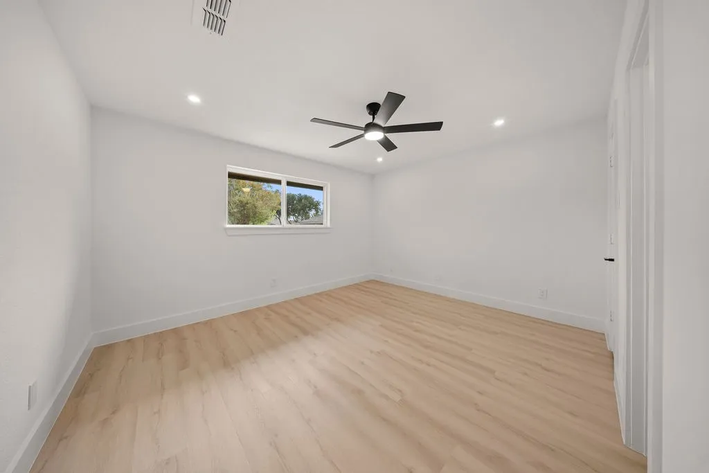 Single Family Residence For Sale in Denton County , 3814 Woodside Road, Carrollton, Texas 75007, 3 Bedroom, 2 Bathroom, 2 Garage spaces, 1,811 Sqft, built in 1984, mls#21392402, Real Estate Agent in Carrollton, Homes For Sale in Denton county, Homes For Sale in Carrollton, Realtor in Carrollton Texas, Real Estate Brokerage Independent Realty Texas, Luminita Cordes Realtor