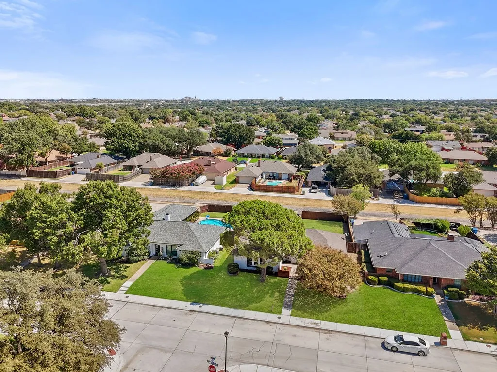 Single Family Residence For Sale in Denton County , 3814 Woodside Road, Carrollton, Texas 75007, 3 Bedroom, 2 Bathroom, 2 Garage spaces, 1,811 Sqft, built in 1984, mls#21392402, Real Estate Agent in Carrollton, Homes For Sale in Denton county, Homes For Sale in Carrollton, Realtor in Carrollton Texas, Real Estate Brokerage Independent Realty Texas, Luminita Cordes Realtor