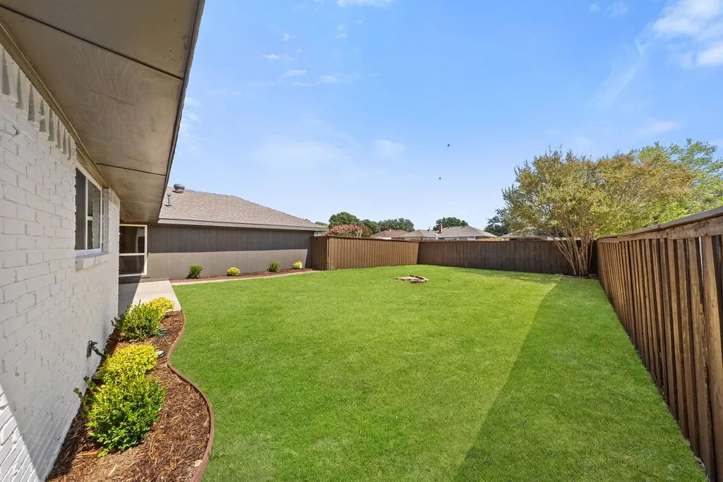 Single Family Residence For Sale in Denton County , 3814 Woodside Road, Carrollton, Texas 75007, 3 Bedroom, 2 Bathroom, 2 Garage spaces, 1,811 Sqft, built in 1984, mls#21392402, Real Estate Agent in Carrollton, Homes For Sale in Denton county, Homes For Sale in Carrollton, Realtor in Carrollton Texas, Real Estate Brokerage Independent Realty Texas, Luminita Cordes Realtor