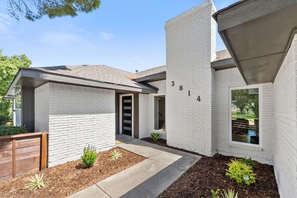 Single Family Residence For Sale in Denton County , 3814 Woodside Road, Carrollton, Texas 75007, 3 Bedroom, 2 Bathroom, 2 Garage spaces, 1,811 Sqft, built in 1984, mls#21392402, Real Estate Agent in Carrollton, Homes For Sale in Denton county, Homes For Sale in Carrollton, Realtor in Carrollton Texas, Real Estate Brokerage Independent Realty Texas, Luminita Cordes Realtor