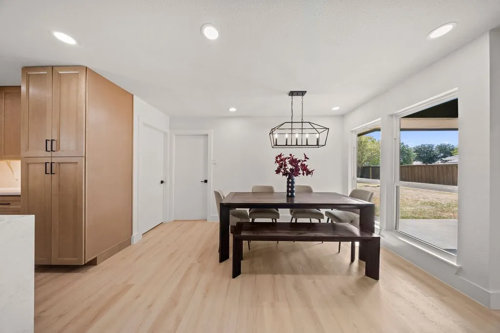 Single Family Residence For Sale in Denton County , 3814 Woodside Road, Carrollton, Texas 75007, 3 Bedroom, 2 Bathroom, 2 Garage spaces, 1,811 Sqft, built in 1984, mls#21392402, Real Estate Agent in Carrollton, Homes For Sale in Denton county, Homes For Sale in Carrollton, Realtor in Carrollton Texas, Real Estate Brokerage Independent Realty Texas, Luminita Cordes Realtor