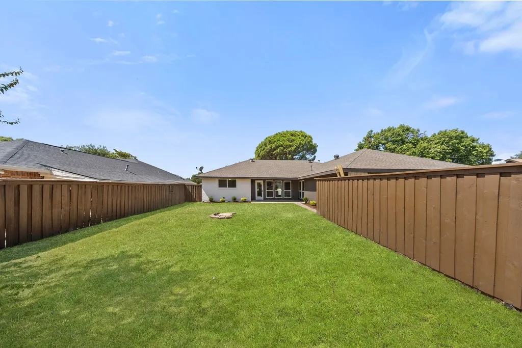 Single Family Residence For Sale in Denton County , 3814 Woodside Road, Carrollton, Texas 75007, 3 Bedroom, 2 Bathroom, 2 Garage spaces, 1,811 Sqft, built in 1984, mls#21392402, Real Estate Agent in Carrollton, Homes For Sale in Denton county, Homes For Sale in Carrollton, Realtor in Carrollton Texas, Real Estate Brokerage Independent Realty Texas, Luminita Cordes Realtor