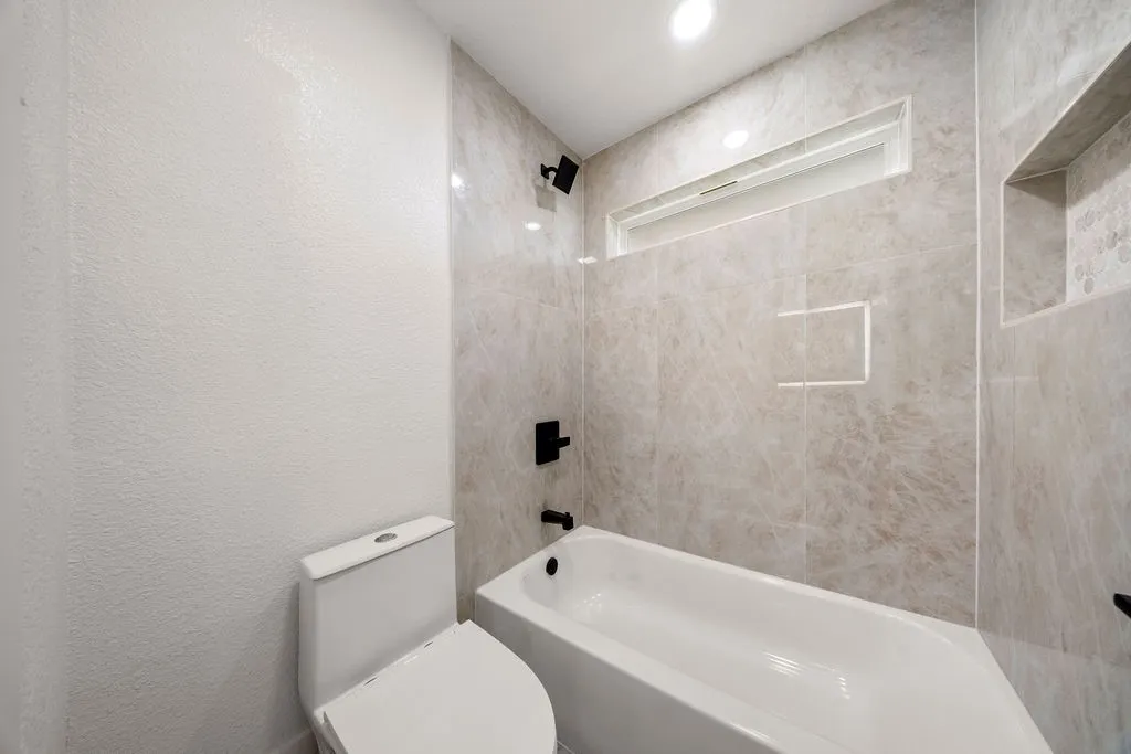 Single Family Residence For Sale in Denton County , 3814 Woodside Road, Carrollton, Texas 75007, 3 Bedroom, 2 Bathroom, 2 Garage spaces, 1,811 Sqft, built in 1984, mls#21392402, Real Estate Agent in Carrollton, Homes For Sale in Denton county, Homes For Sale in Carrollton, Realtor in Carrollton Texas, Real Estate Brokerage Independent Realty Texas, Luminita Cordes Realtor