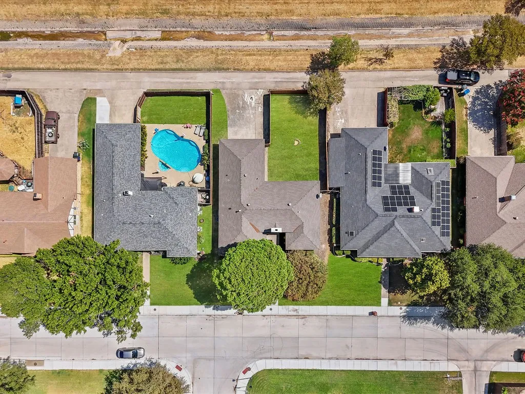Single Family Residence For Sale in Denton County , 3814 Woodside Road, Carrollton, Texas 75007, 3 Bedroom, 2 Bathroom, 2 Garage spaces, 1,811 Sqft, built in 1984, mls#21392402, Real Estate Agent in Carrollton, Homes For Sale in Denton county, Homes For Sale in Carrollton, Realtor in Carrollton Texas, Real Estate Brokerage Independent Realty Texas, Luminita Cordes Realtor