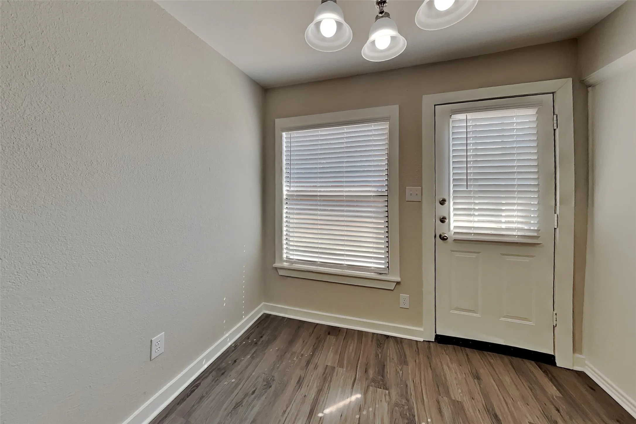 Single Family Residence For Rent in Tarrant County , 4112 Nandina Court, Fort Worth, Texas 76137, 3 Bedroom, 2 Bathroom, 2 Garage spaces, 1,223 Sqft, built in 1988, mls#21393773, Real Estate Agent in Fort Worth, Homes For Rent in Tarrant county, Homes For Rent in Fort Worth, Realtor in Fort Worth Texas, Real Estate Brokerage Independent Realty Texas, Luminita Cordes Realtor