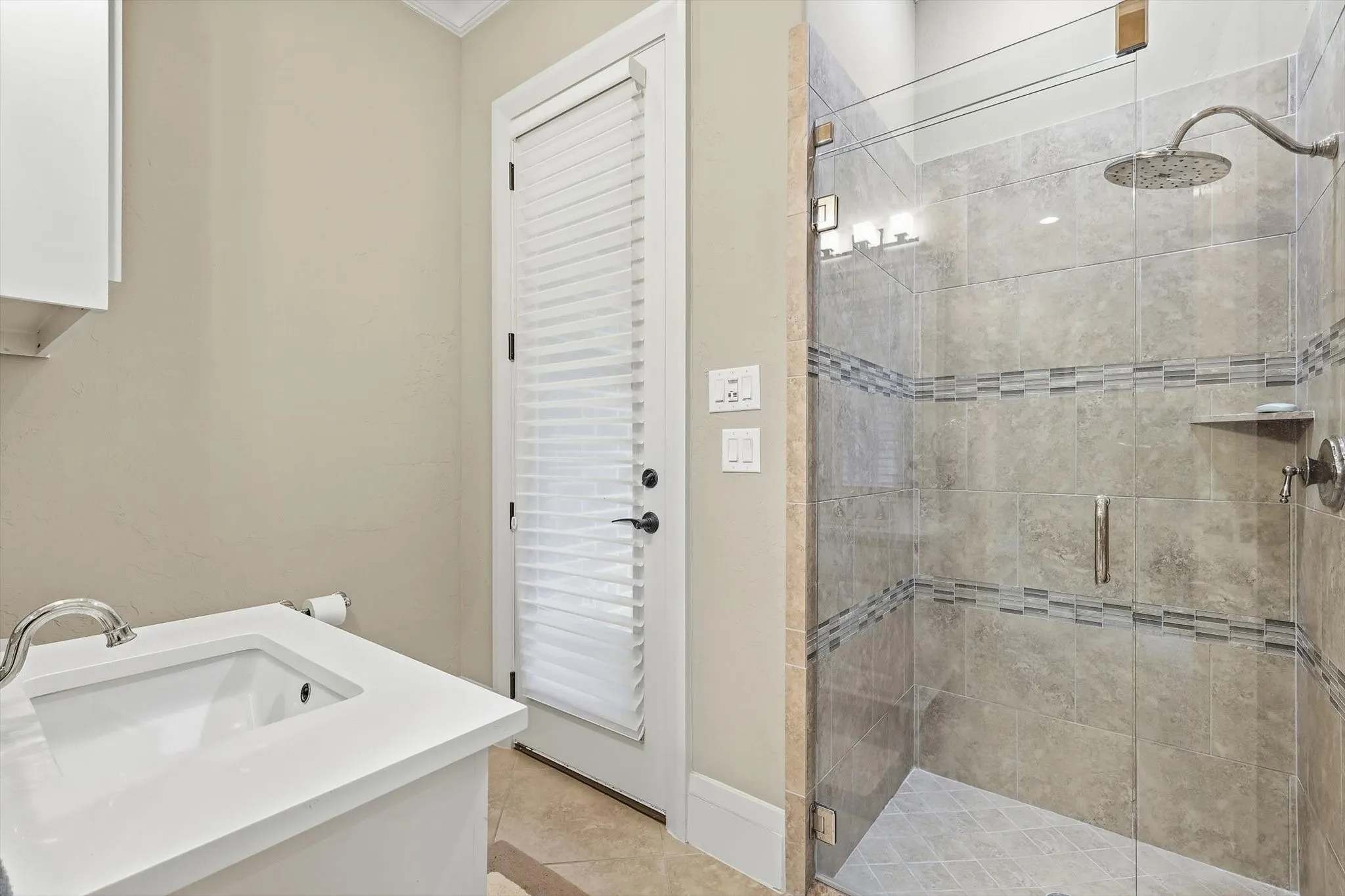 En suite bath to Guest room with access to pool.