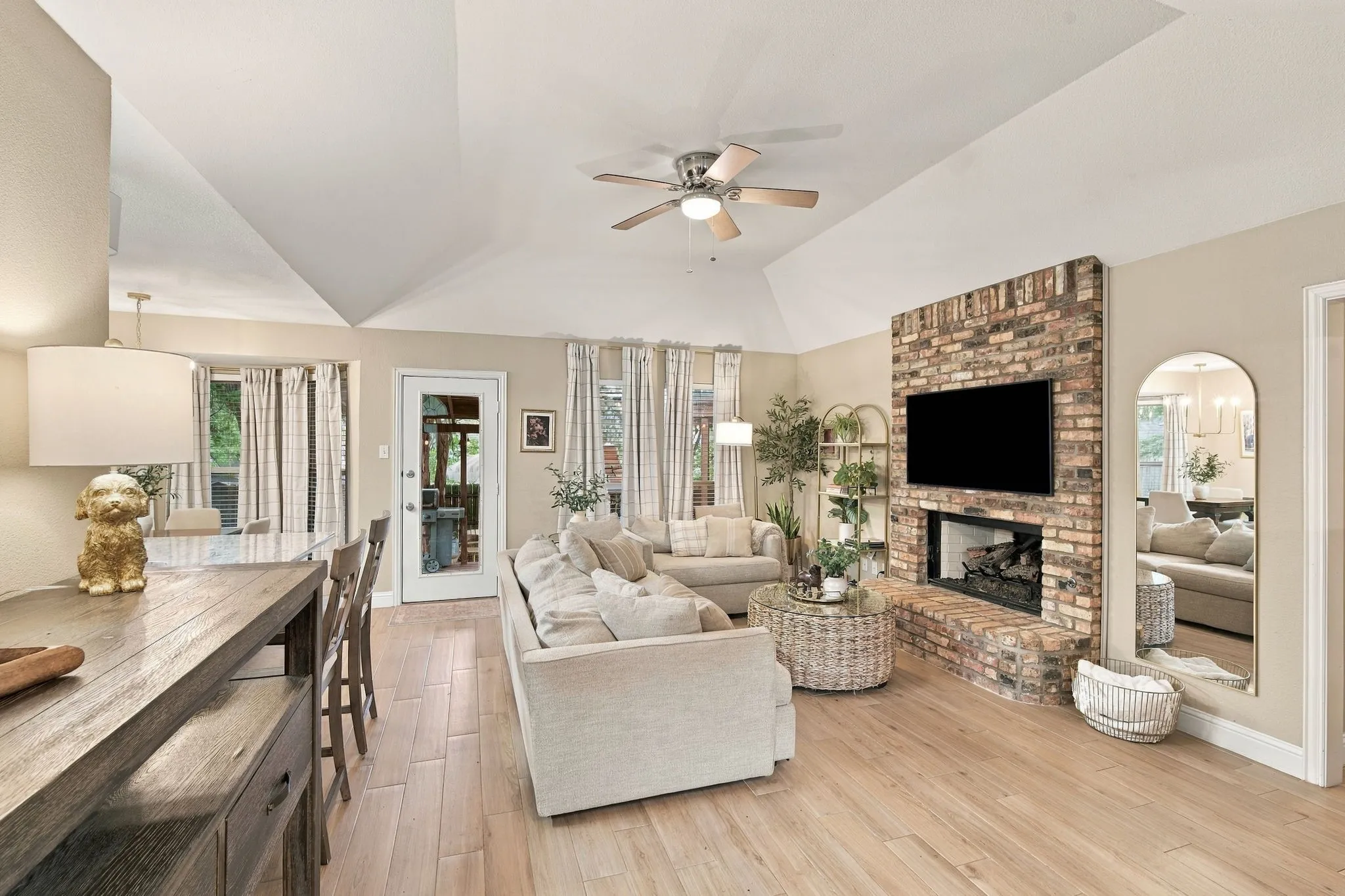 Single Family Residence For Sale in Ellis County , 1639 Catherine Street, Midlothian, Texas 76065, 3 Bedroom, 2 Bathroom, 2 Garage spaces, 1,613 Sqft, built in 1998, mls#21385691, Real Estate Agent in Midlothian, Homes For Sale in Ellis county, Homes For Sale in Midlothian, Realtor in Midlothian Texas, Real Estate Brokerage Independent Realty Texas, Luminita Cordes Realtor