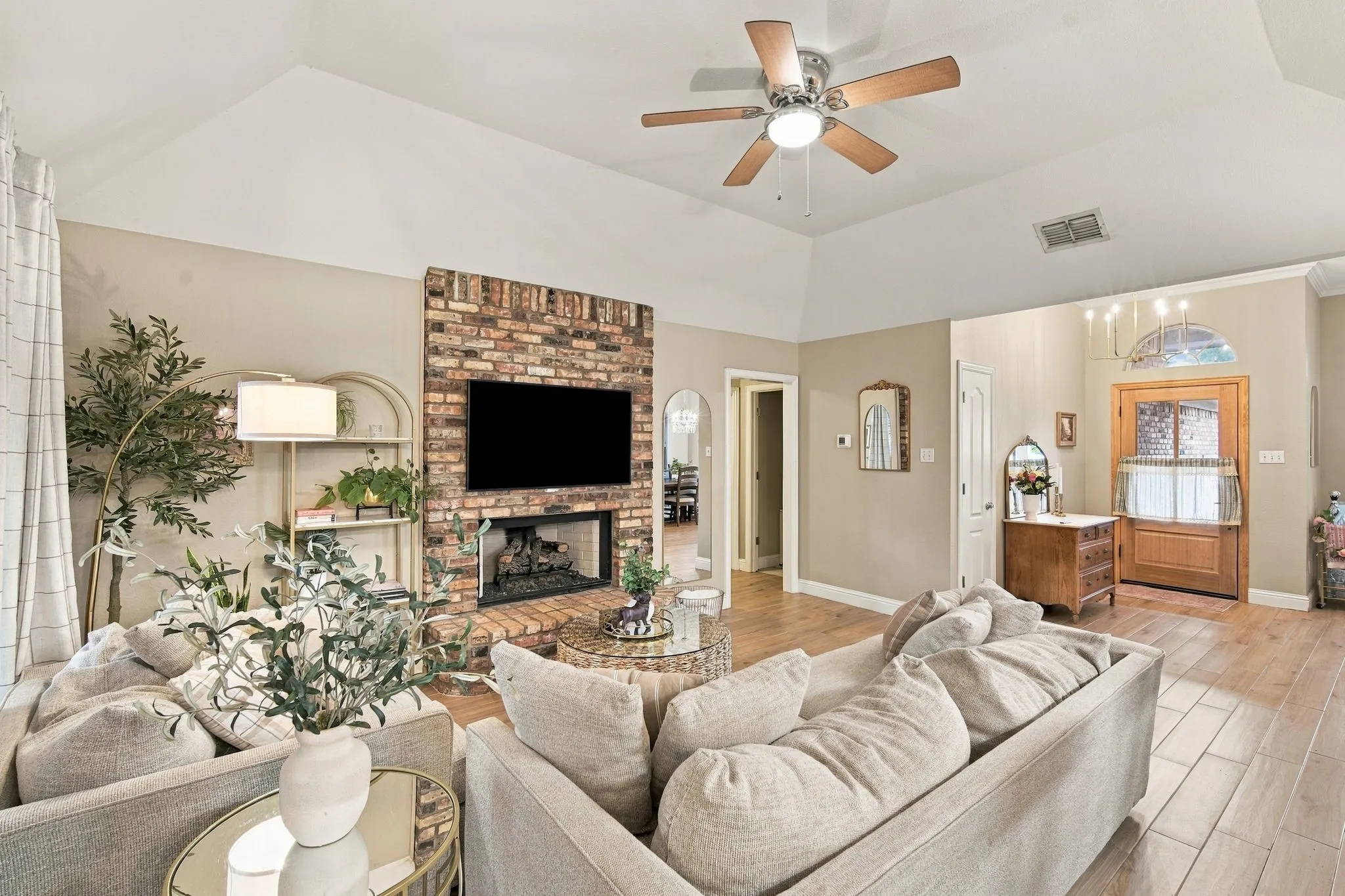 Single Family Residence For Sale in Ellis County , 1639 Catherine Street, Midlothian, Texas 76065, 3 Bedroom, 2 Bathroom, 2 Garage spaces, 1,613 Sqft, built in 1998, mls#21385691, Real Estate Agent in Midlothian, Homes For Sale in Ellis county, Homes For Sale in Midlothian, Realtor in Midlothian Texas, Real Estate Brokerage Independent Realty Texas, Luminita Cordes Realtor