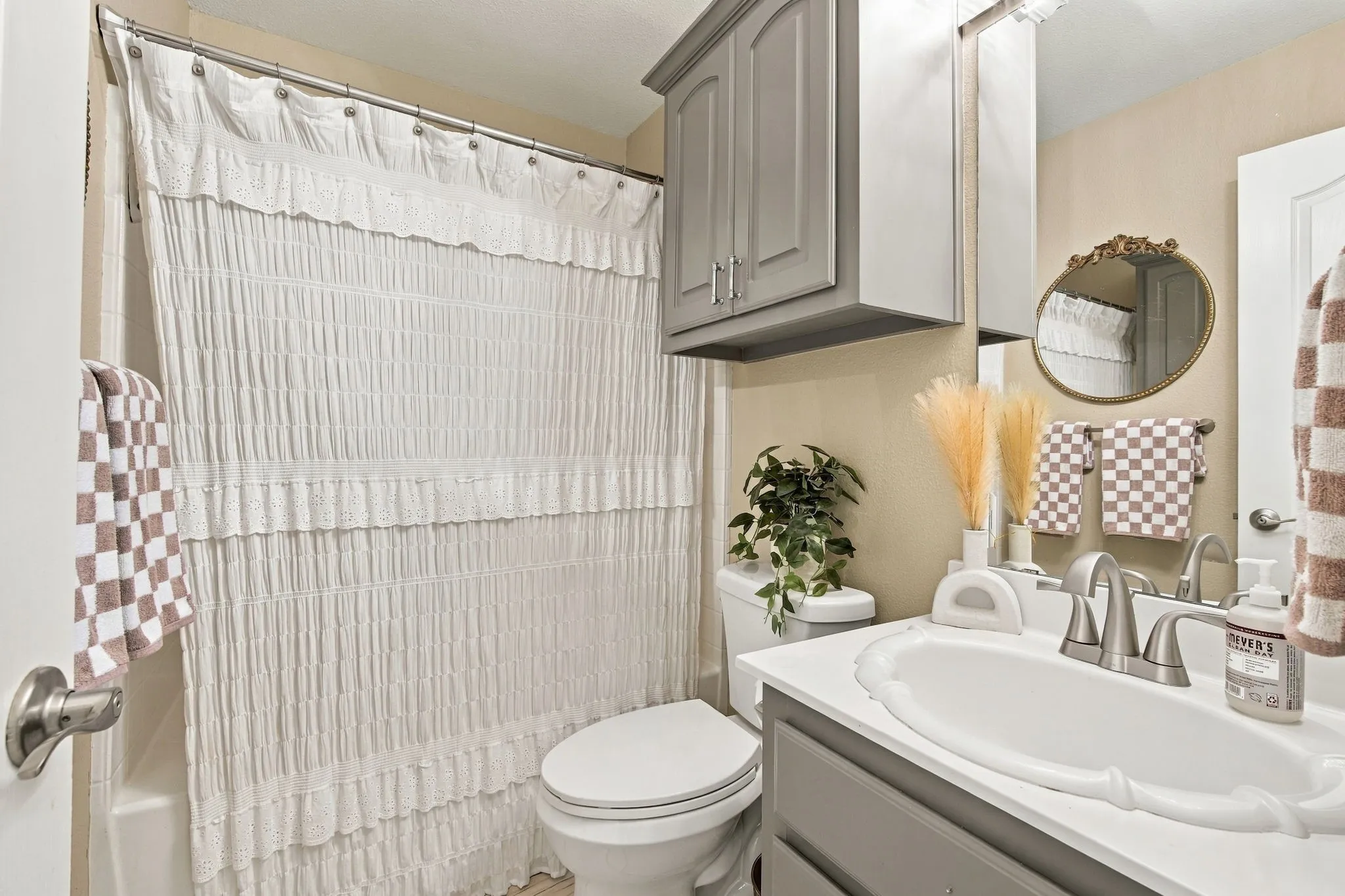Single Family Residence For Sale in Ellis County , 1639 Catherine Street, Midlothian, Texas 76065, 3 Bedroom, 2 Bathroom, 2 Garage spaces, 1,613 Sqft, built in 1998, mls#21385691, Real Estate Agent in Midlothian, Homes For Sale in Ellis county, Homes For Sale in Midlothian, Realtor in Midlothian Texas, Real Estate Brokerage Independent Realty Texas, Luminita Cordes Realtor