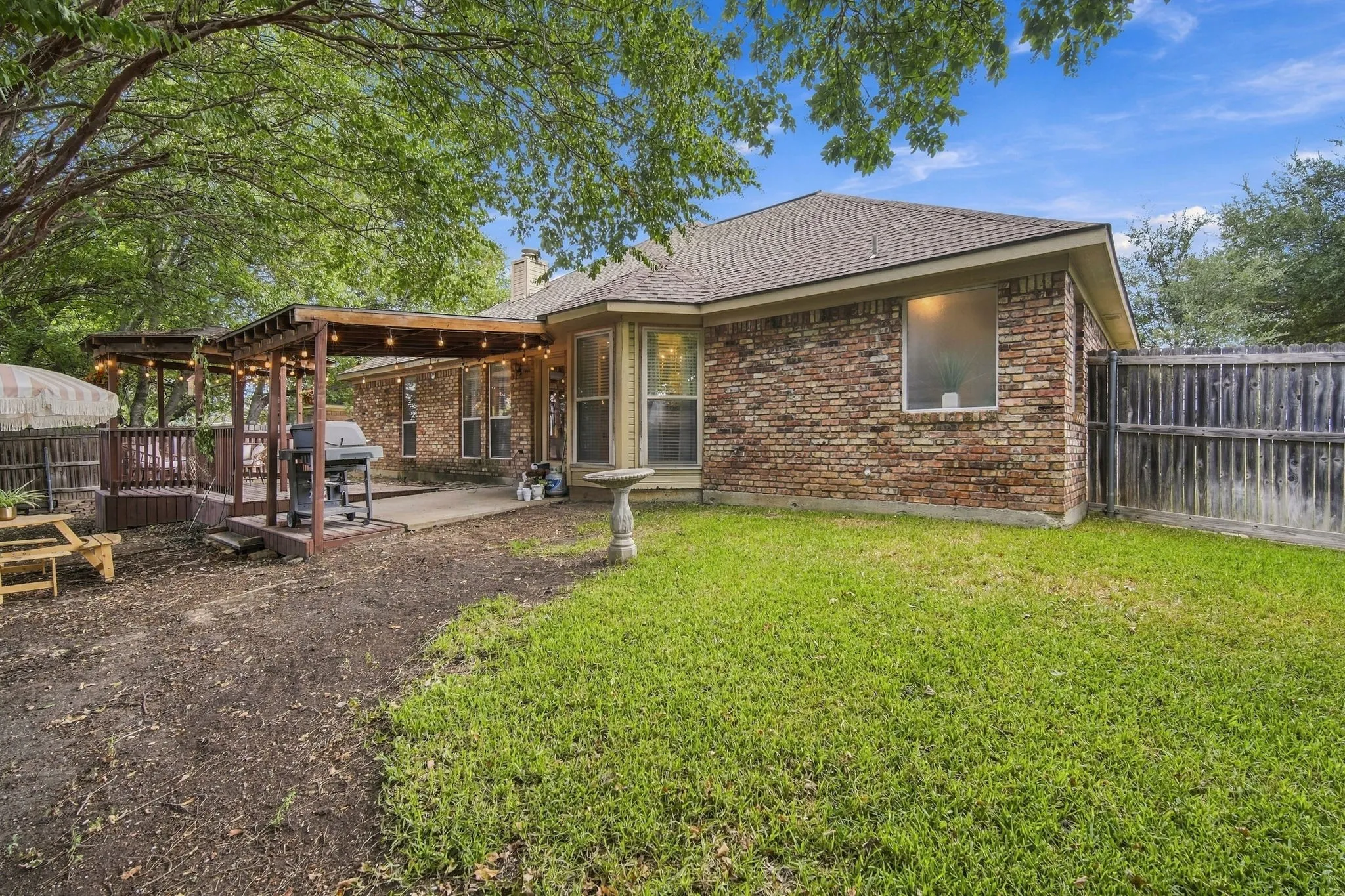 Single Family Residence For Sale in Ellis County , 1639 Catherine Street, Midlothian, Texas 76065, 3 Bedroom, 2 Bathroom, 2 Garage spaces, 1,613 Sqft, built in 1998, mls#21385691, Real Estate Agent in Midlothian, Homes For Sale in Ellis county, Homes For Sale in Midlothian, Realtor in Midlothian Texas, Real Estate Brokerage Independent Realty Texas, Luminita Cordes Realtor