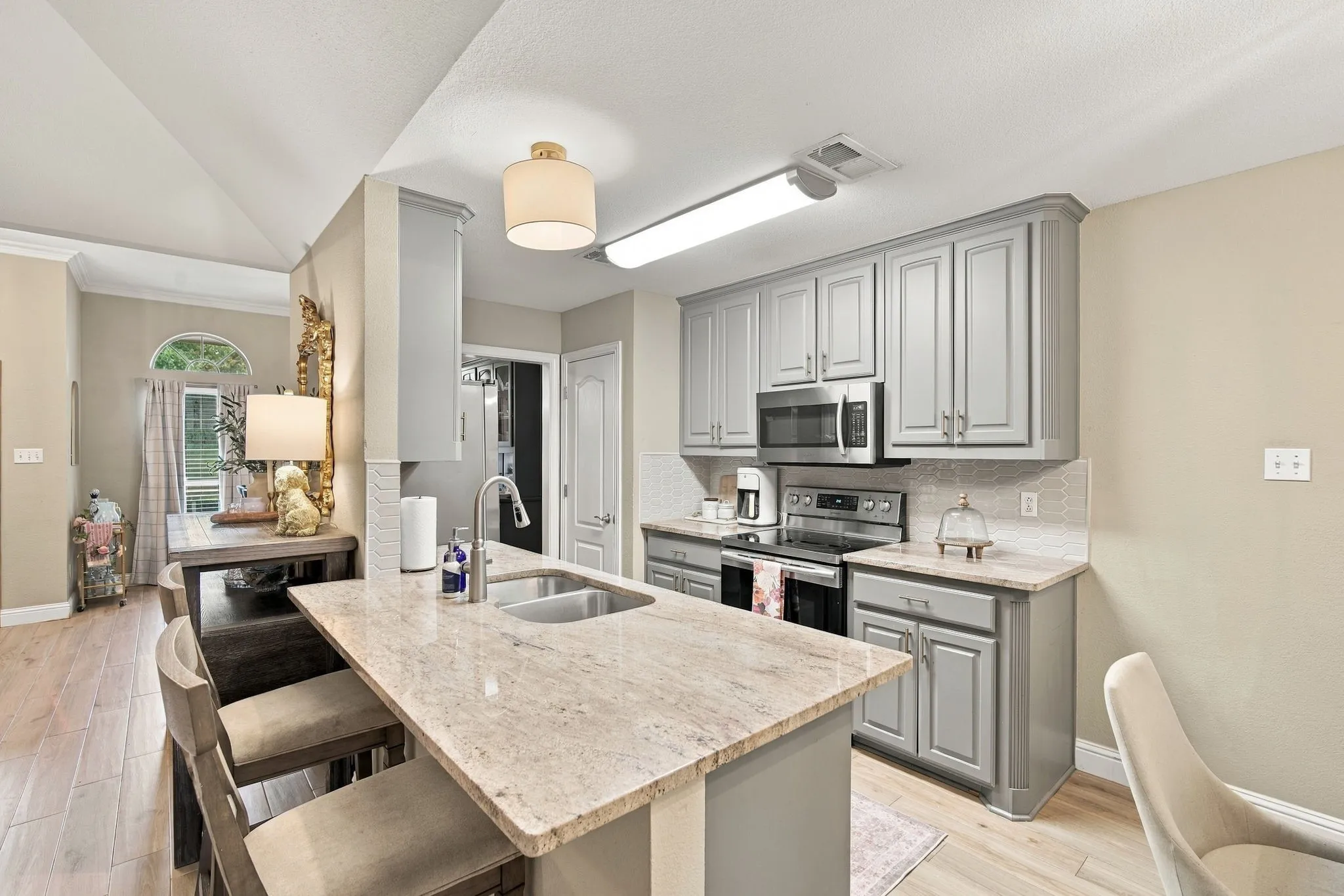 Single Family Residence For Sale in Ellis County , 1639 Catherine Street, Midlothian, Texas 76065, 3 Bedroom, 2 Bathroom, 2 Garage spaces, 1,613 Sqft, built in 1998, mls#21385691, Real Estate Agent in Midlothian, Homes For Sale in Ellis county, Homes For Sale in Midlothian, Realtor in Midlothian Texas, Real Estate Brokerage Independent Realty Texas, Luminita Cordes Realtor