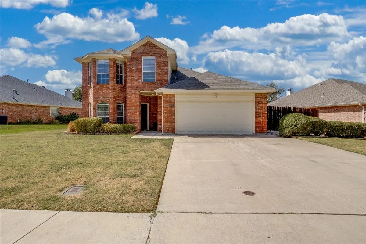 Single Family Residence For Sale in Denton County , 908 Dallas Lane, Lewisville, Texas 75067, 5 Bedroom, 3 Bathroom, 2 Garage spaces, 2,350 Sqft, built in 2001, mls#21388331, Real Estate Agent in Lewisville, Homes For Sale in Denton county, Homes For Sale in Lewisville, Realtor in Lewisville Texas, Real Estate Brokerage Independent Realty Texas, Luminita Cordes Realtor