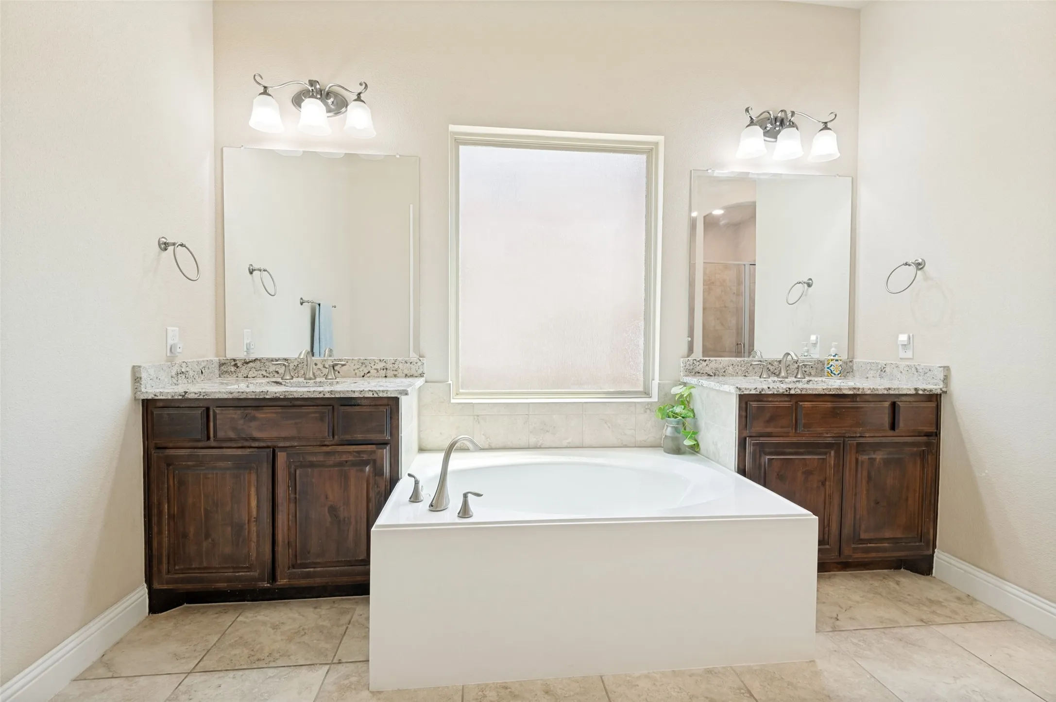 Single Family Residence For Sale in Tarrant County , 911 Mountain Laurel Drive, Euless, Texas 76039, 4 Bedroom, 4 Bathroom, 2 Garage spaces, 3,566 Sqft, built in 2016, mls#21393613, Real Estate Agent in Euless, Homes For Sale in Tarrant county, Homes For Sale in Euless, Realtor in Euless Texas, Real Estate Brokerage Independent Realty Texas, Luminita Cordes Realtor