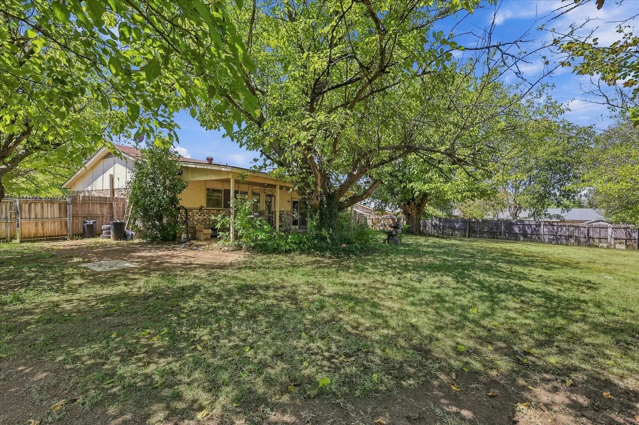 Single Family Residence For Sale in Tarrant County , 200 Quail Creek Drive, Crowley, Texas 76036, 3 Bedroom, 2 Bathroom, 2 Garage spaces, 1,395 Sqft, built in 1971, mls#21388848, Real Estate Agent in Crowley, Homes For Sale in Tarrant county, Homes For Sale in Crowley, Realtor in Crowley Texas, Real Estate Brokerage Independent Realty Texas, Luminita Cordes Realtor