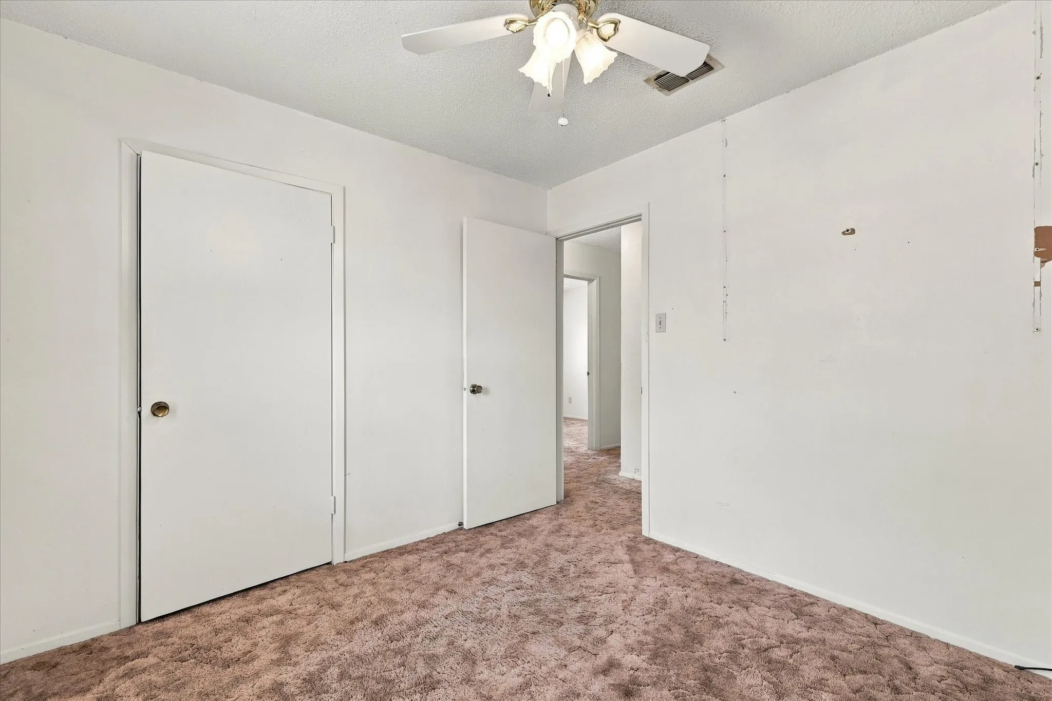 Single Family Residence For Sale in Tarrant County , 200 Quail Creek Drive, Crowley, Texas 76036, 3 Bedroom, 2 Bathroom, 2 Garage spaces, 1,395 Sqft, built in 1971, mls#21388848, Real Estate Agent in Crowley, Homes For Sale in Tarrant county, Homes For Sale in Crowley, Realtor in Crowley Texas, Real Estate Brokerage Independent Realty Texas, Luminita Cordes Realtor