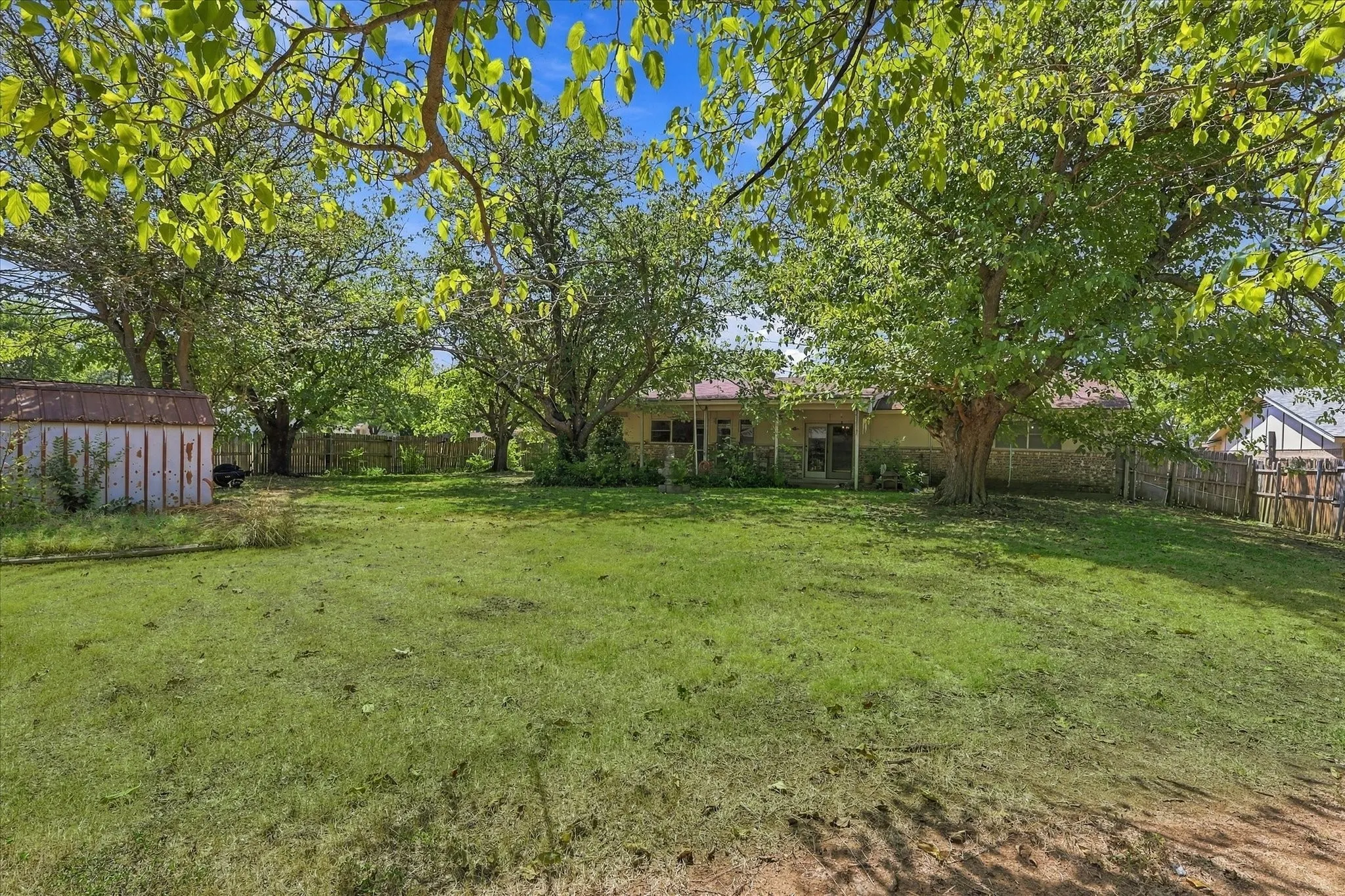 Single Family Residence For Sale in Tarrant County , 200 Quail Creek Drive, Crowley, Texas 76036, 3 Bedroom, 2 Bathroom, 2 Garage spaces, 1,395 Sqft, built in 1971, mls#21388848, Real Estate Agent in Crowley, Homes For Sale in Tarrant county, Homes For Sale in Crowley, Realtor in Crowley Texas, Real Estate Brokerage Independent Realty Texas, Luminita Cordes Realtor