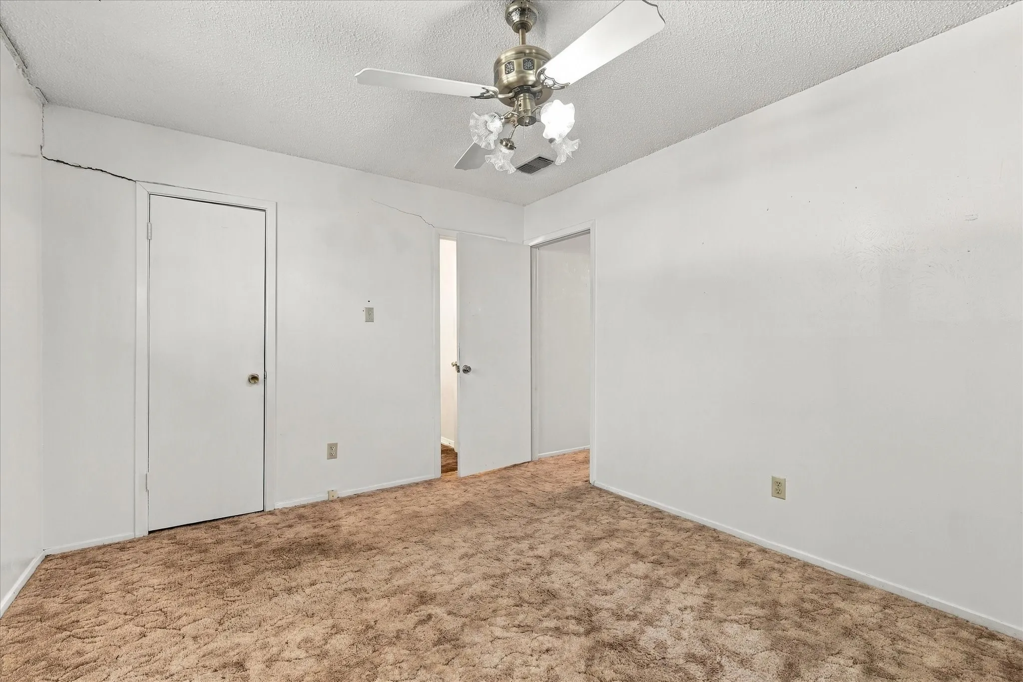 Single Family Residence For Sale in Tarrant County , 200 Quail Creek Drive, Crowley, Texas 76036, 3 Bedroom, 2 Bathroom, 2 Garage spaces, 1,395 Sqft, built in 1971, mls#21388848, Real Estate Agent in Crowley, Homes For Sale in Tarrant county, Homes For Sale in Crowley, Realtor in Crowley Texas, Real Estate Brokerage Independent Realty Texas, Luminita Cordes Realtor
