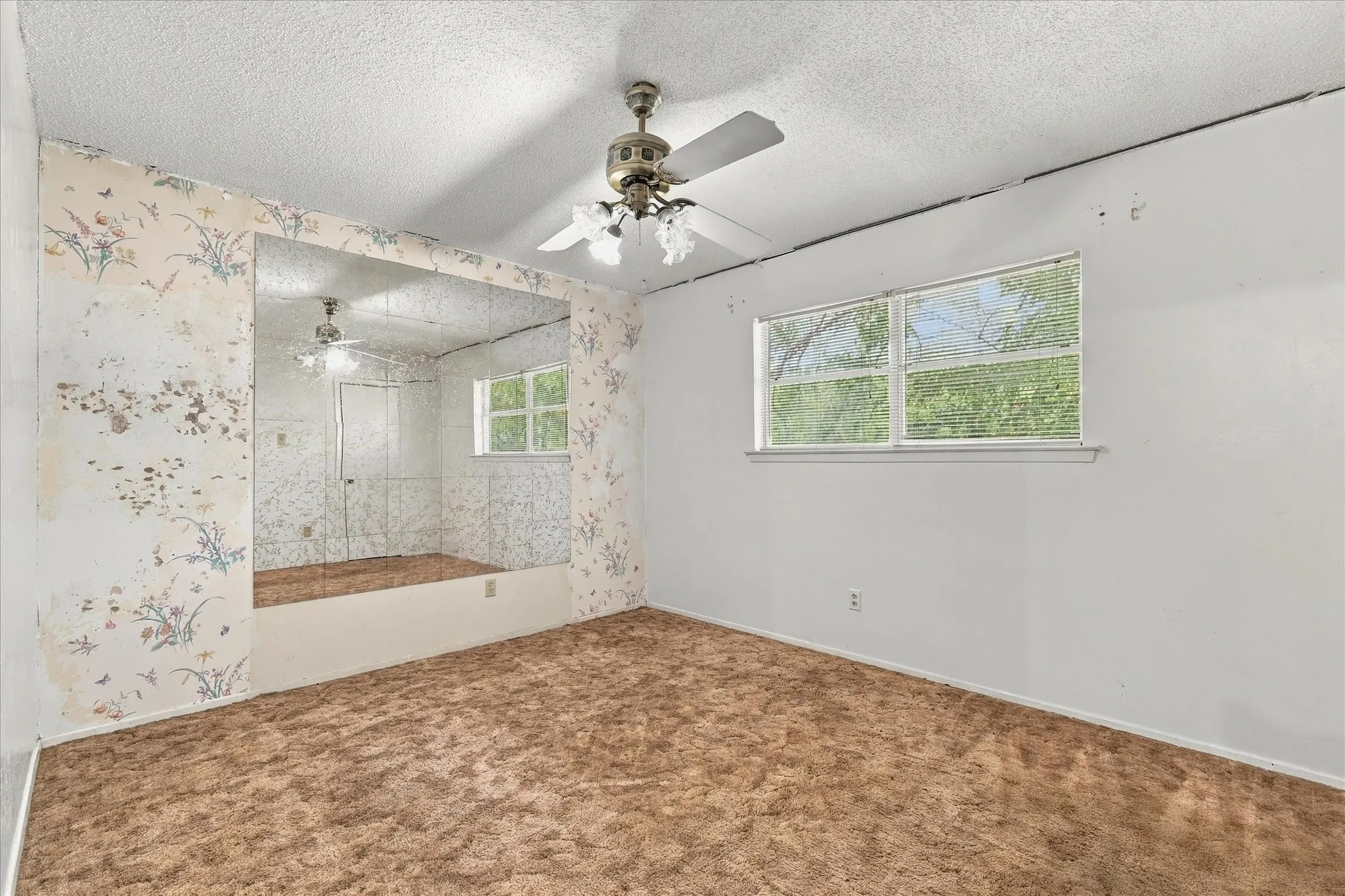 Single Family Residence For Sale in Tarrant County , 200 Quail Creek Drive, Crowley, Texas 76036, 3 Bedroom, 2 Bathroom, 2 Garage spaces, 1,395 Sqft, built in 1971, mls#21388848, Real Estate Agent in Crowley, Homes For Sale in Tarrant county, Homes For Sale in Crowley, Realtor in Crowley Texas, Real Estate Brokerage Independent Realty Texas, Luminita Cordes Realtor