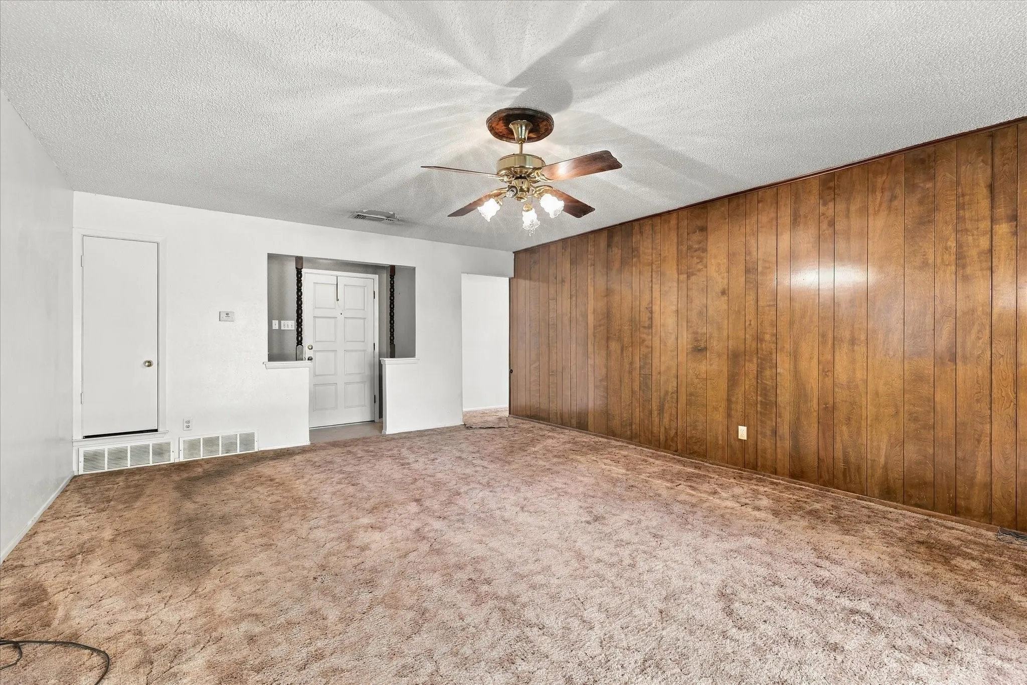 Single Family Residence For Sale in Tarrant County , 200 Quail Creek Drive, Crowley, Texas 76036, 3 Bedroom, 2 Bathroom, 2 Garage spaces, 1,395 Sqft, built in 1971, mls#21388848, Real Estate Agent in Crowley, Homes For Sale in Tarrant county, Homes For Sale in Crowley, Realtor in Crowley Texas, Real Estate Brokerage Independent Realty Texas, Luminita Cordes Realtor