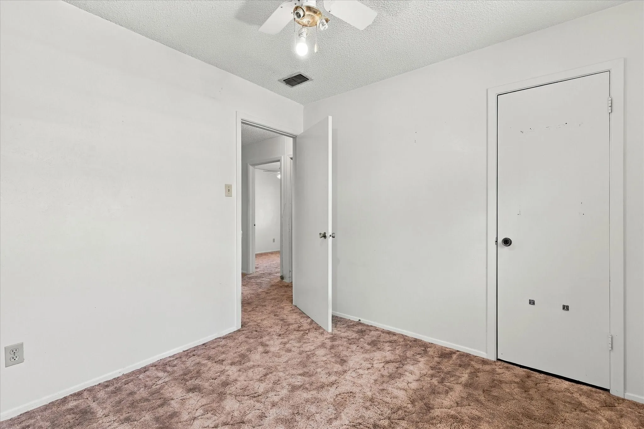 Single Family Residence For Sale in Tarrant County , 200 Quail Creek Drive, Crowley, Texas 76036, 3 Bedroom, 2 Bathroom, 2 Garage spaces, 1,395 Sqft, built in 1971, mls#21388848, Real Estate Agent in Crowley, Homes For Sale in Tarrant county, Homes For Sale in Crowley, Realtor in Crowley Texas, Real Estate Brokerage Independent Realty Texas, Luminita Cordes Realtor