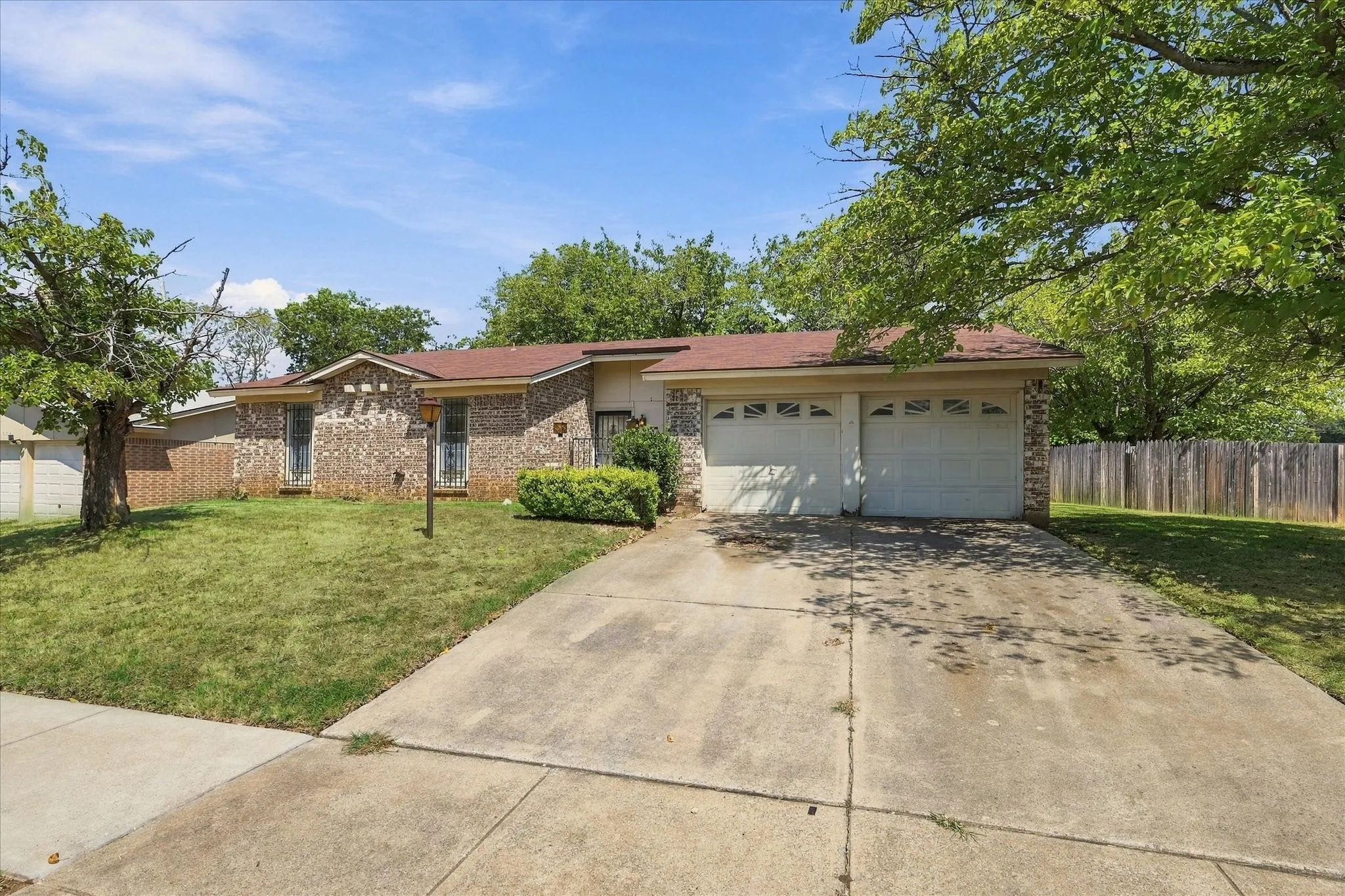 Single Family Residence For Sale in Tarrant County , 200 Quail Creek Drive, Crowley, Texas 76036, 3 Bedroom, 2 Bathroom, 2 Garage spaces, 1,395 Sqft, built in 1971, mls#21388848, Real Estate Agent in Crowley, Homes For Sale in Tarrant county, Homes For Sale in Crowley, Realtor in Crowley Texas, Real Estate Brokerage Independent Realty Texas, Luminita Cordes Realtor