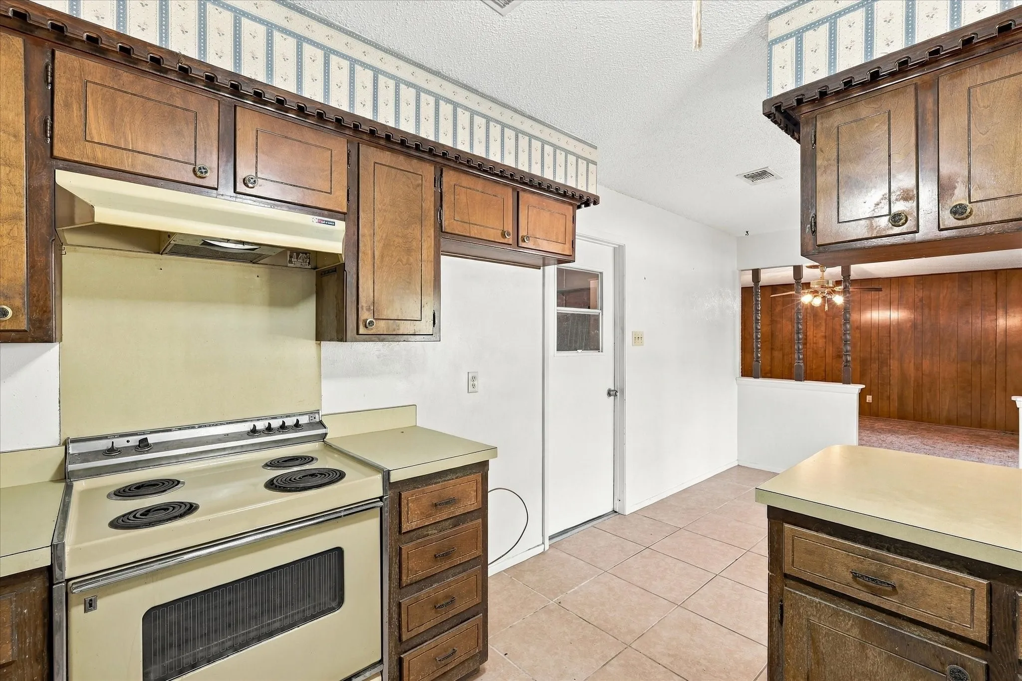 Single Family Residence For Sale in Tarrant County , 200 Quail Creek Drive, Crowley, Texas 76036, 3 Bedroom, 2 Bathroom, 2 Garage spaces, 1,395 Sqft, built in 1971, mls#21388848, Real Estate Agent in Crowley, Homes For Sale in Tarrant county, Homes For Sale in Crowley, Realtor in Crowley Texas, Real Estate Brokerage Independent Realty Texas, Luminita Cordes Realtor
