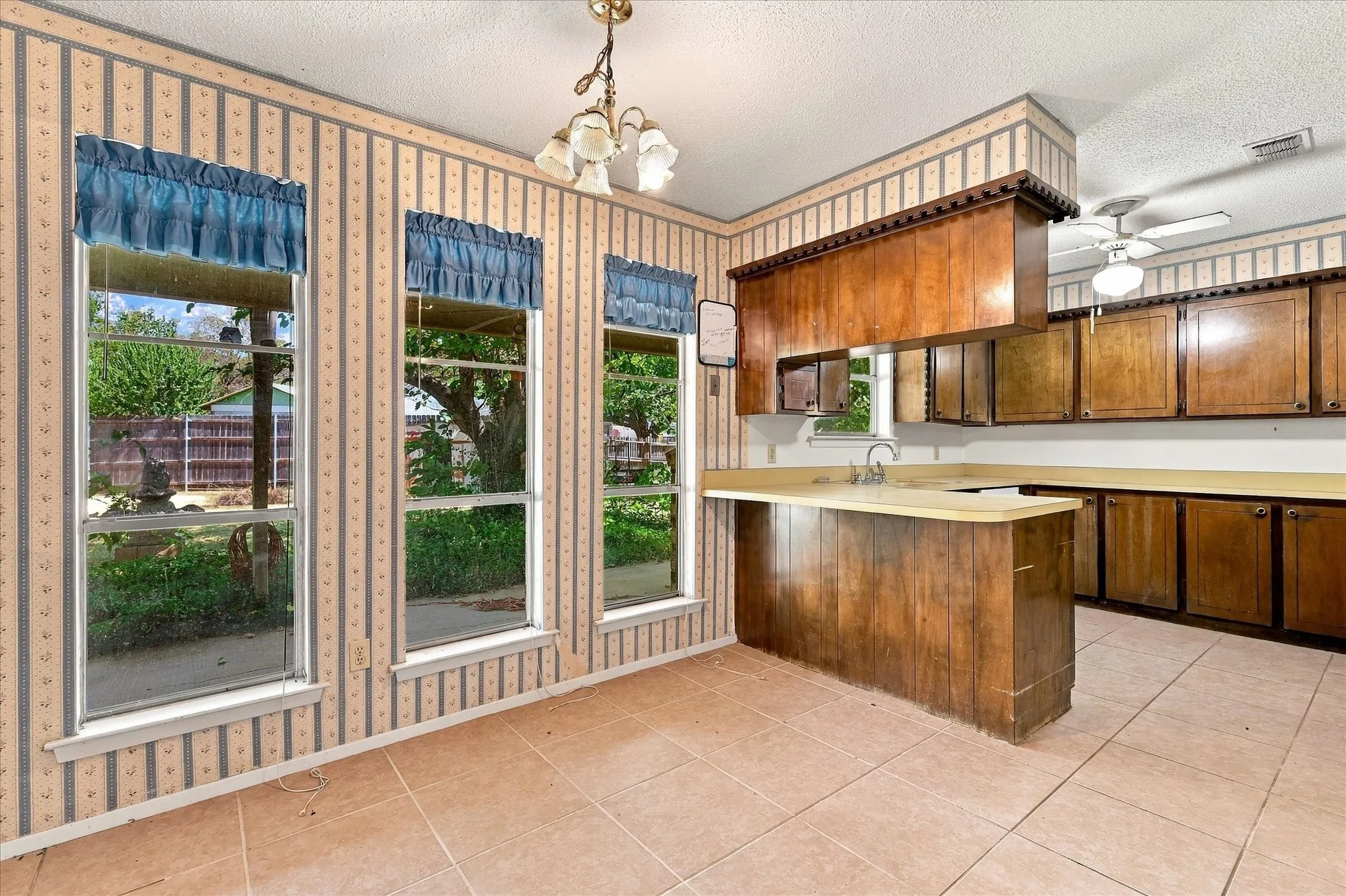 Single Family Residence For Sale in Tarrant County , 200 Quail Creek Drive, Crowley, Texas 76036, 3 Bedroom, 2 Bathroom, 2 Garage spaces, 1,395 Sqft, built in 1971, mls#21388848, Real Estate Agent in Crowley, Homes For Sale in Tarrant county, Homes For Sale in Crowley, Realtor in Crowley Texas, Real Estate Brokerage Independent Realty Texas, Luminita Cordes Realtor