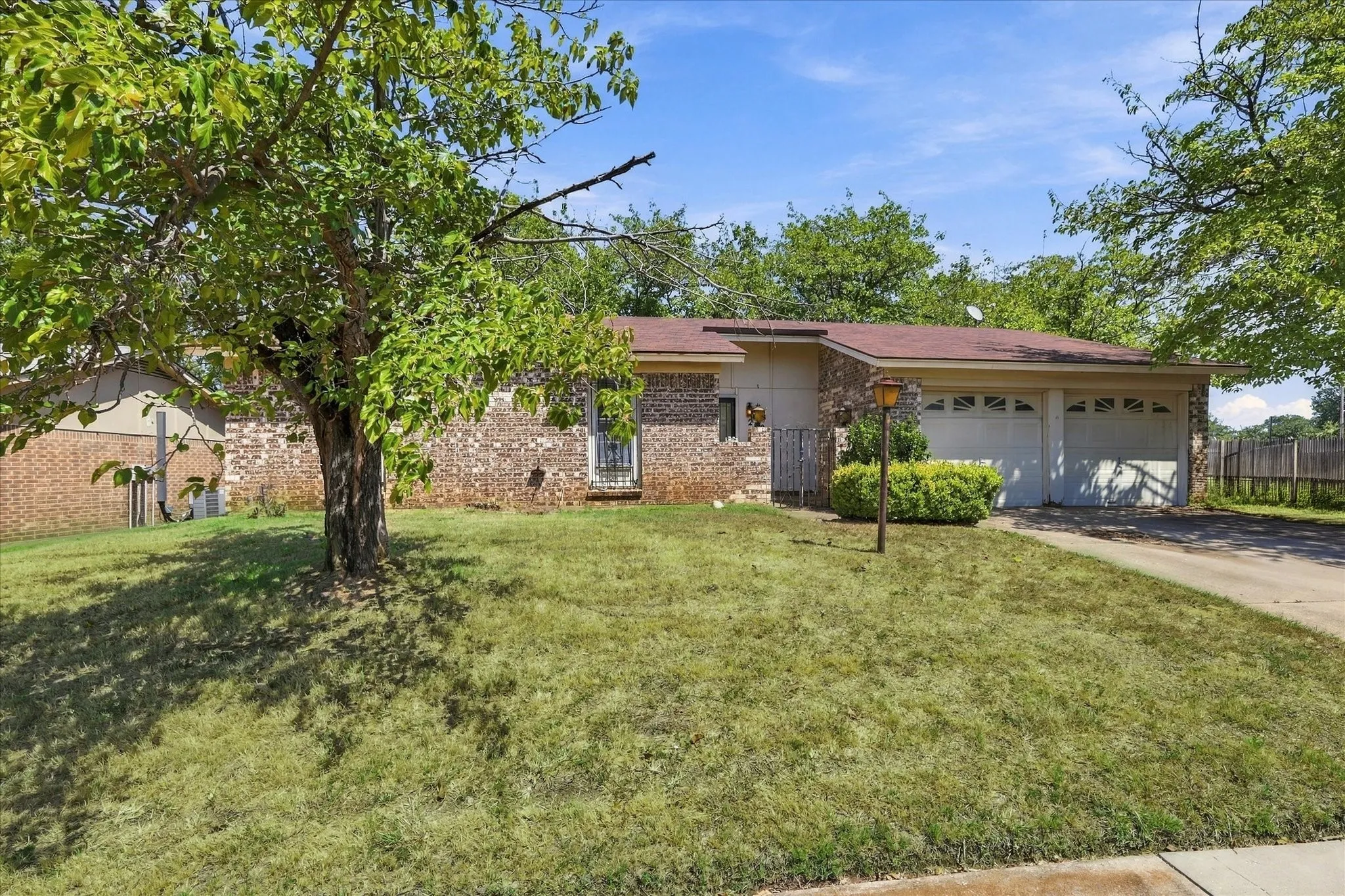 Single Family Residence For Sale in Tarrant County , 200 Quail Creek Drive, Crowley, Texas 76036, 3 Bedroom, 2 Bathroom, 2 Garage spaces, 1,395 Sqft, built in 1971, mls#21388848, Real Estate Agent in Crowley, Homes For Sale in Tarrant county, Homes For Sale in Crowley, Realtor in Crowley Texas, Real Estate Brokerage Independent Realty Texas, Luminita Cordes Realtor