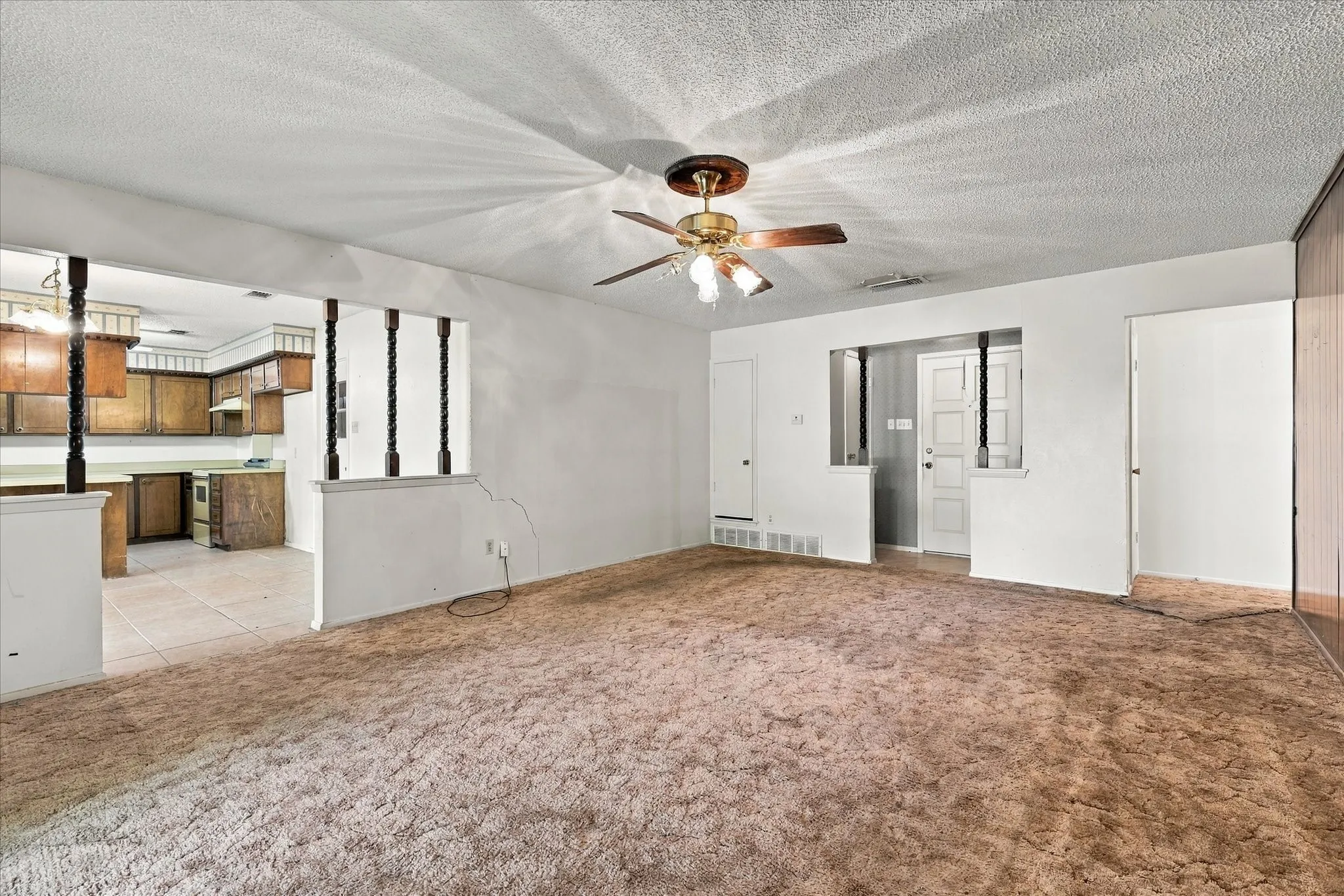 Single Family Residence For Sale in Tarrant County , 200 Quail Creek Drive, Crowley, Texas 76036, 3 Bedroom, 2 Bathroom, 2 Garage spaces, 1,395 Sqft, built in 1971, mls#21388848, Real Estate Agent in Crowley, Homes For Sale in Tarrant county, Homes For Sale in Crowley, Realtor in Crowley Texas, Real Estate Brokerage Independent Realty Texas, Luminita Cordes Realtor