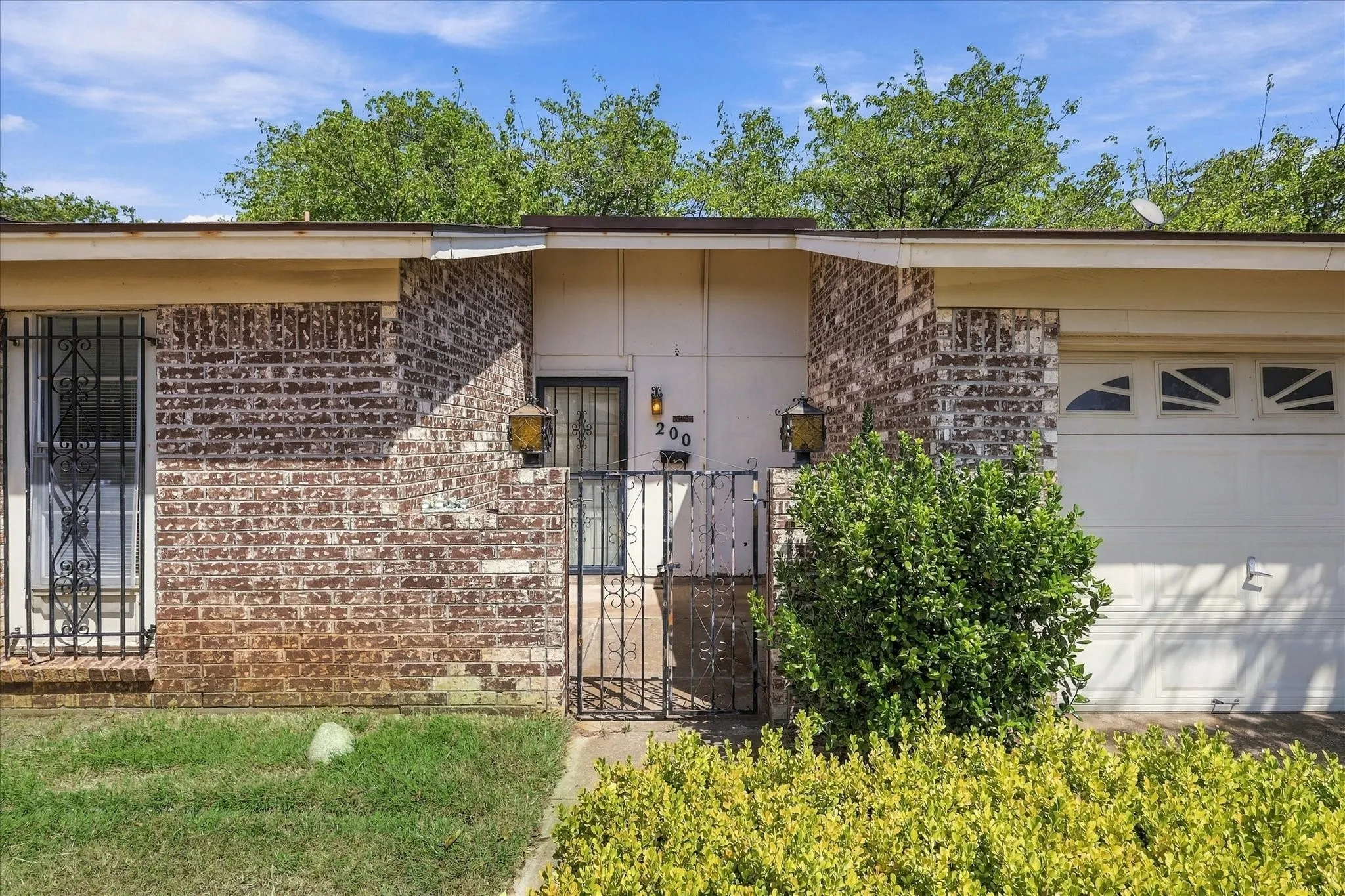 Single Family Residence For Sale in Tarrant County , 200 Quail Creek Drive, Crowley, Texas 76036, 3 Bedroom, 2 Bathroom, 2 Garage spaces, 1,395 Sqft, built in 1971, mls#21388848, Real Estate Agent in Crowley, Homes For Sale in Tarrant county, Homes For Sale in Crowley, Realtor in Crowley Texas, Real Estate Brokerage Independent Realty Texas, Luminita Cordes Realtor