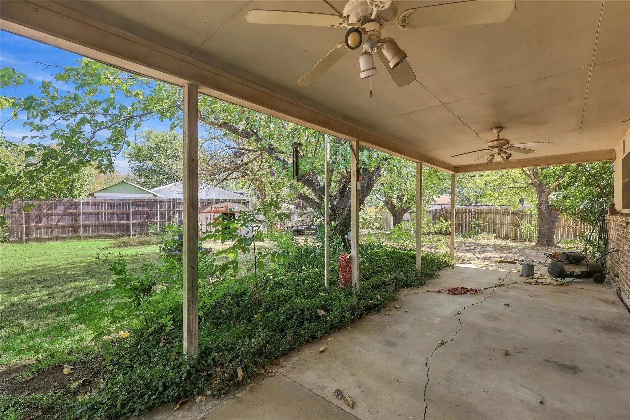 Single Family Residence For Sale in Tarrant County , 200 Quail Creek Drive, Crowley, Texas 76036, 3 Bedroom, 2 Bathroom, 2 Garage spaces, 1,395 Sqft, built in 1971, mls#21388848, Real Estate Agent in Crowley, Homes For Sale in Tarrant county, Homes For Sale in Crowley, Realtor in Crowley Texas, Real Estate Brokerage Independent Realty Texas, Luminita Cordes Realtor