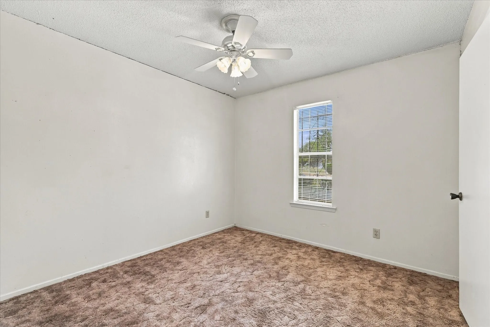 Single Family Residence For Sale in Tarrant County , 200 Quail Creek Drive, Crowley, Texas 76036, 3 Bedroom, 2 Bathroom, 2 Garage spaces, 1,395 Sqft, built in 1971, mls#21388848, Real Estate Agent in Crowley, Homes For Sale in Tarrant county, Homes For Sale in Crowley, Realtor in Crowley Texas, Real Estate Brokerage Independent Realty Texas, Luminita Cordes Realtor