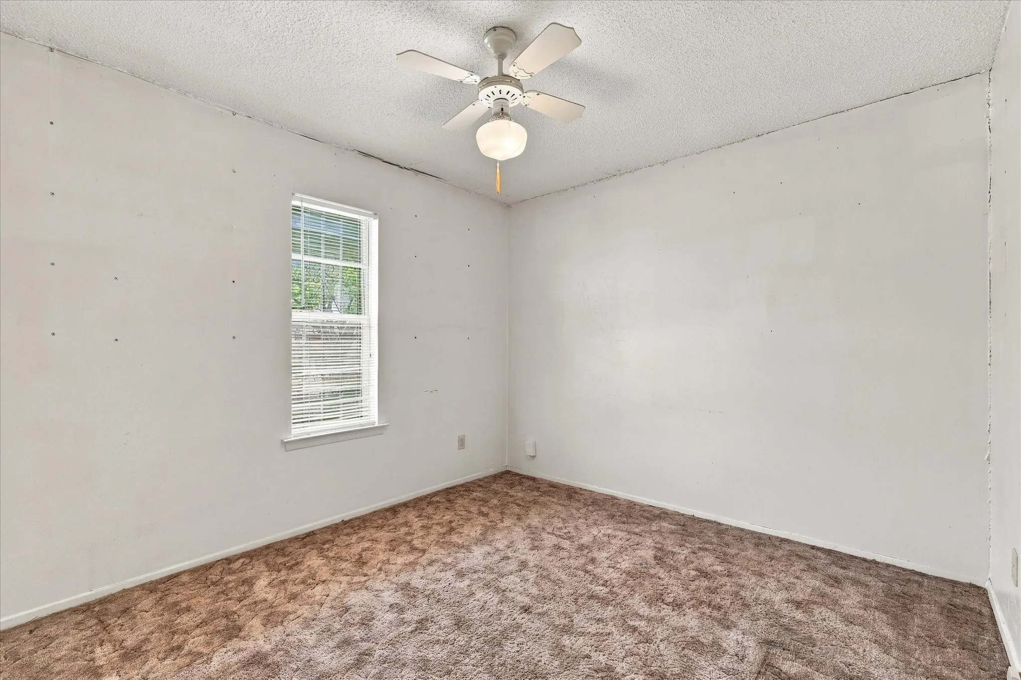 Single Family Residence For Sale in Tarrant County , 200 Quail Creek Drive, Crowley, Texas 76036, 3 Bedroom, 2 Bathroom, 2 Garage spaces, 1,395 Sqft, built in 1971, mls#21388848, Real Estate Agent in Crowley, Homes For Sale in Tarrant county, Homes For Sale in Crowley, Realtor in Crowley Texas, Real Estate Brokerage Independent Realty Texas, Luminita Cordes Realtor